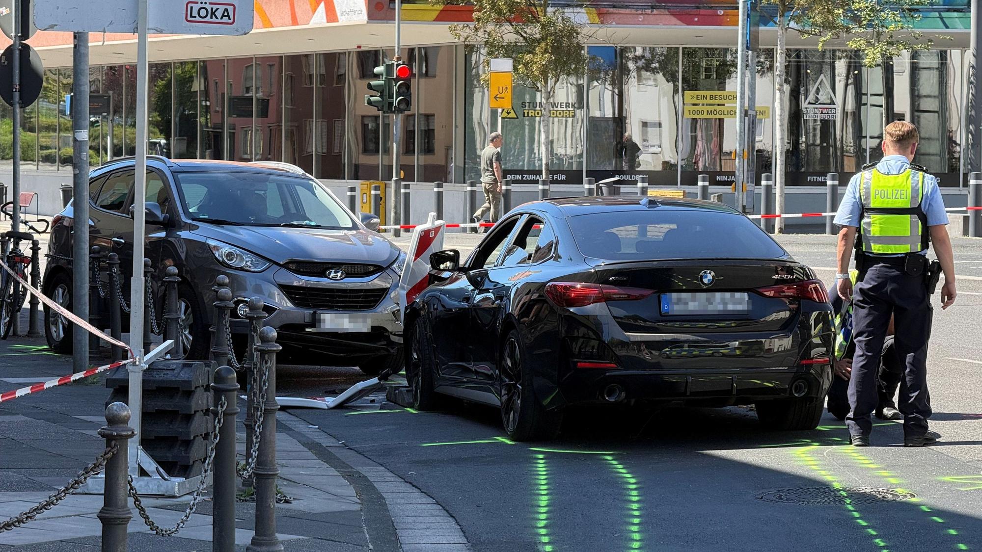 Eine Verfolgungsfahrt durch Troisdorf endete in der Innenstadt direkt vor dem Zugang der Fußgängerzone.