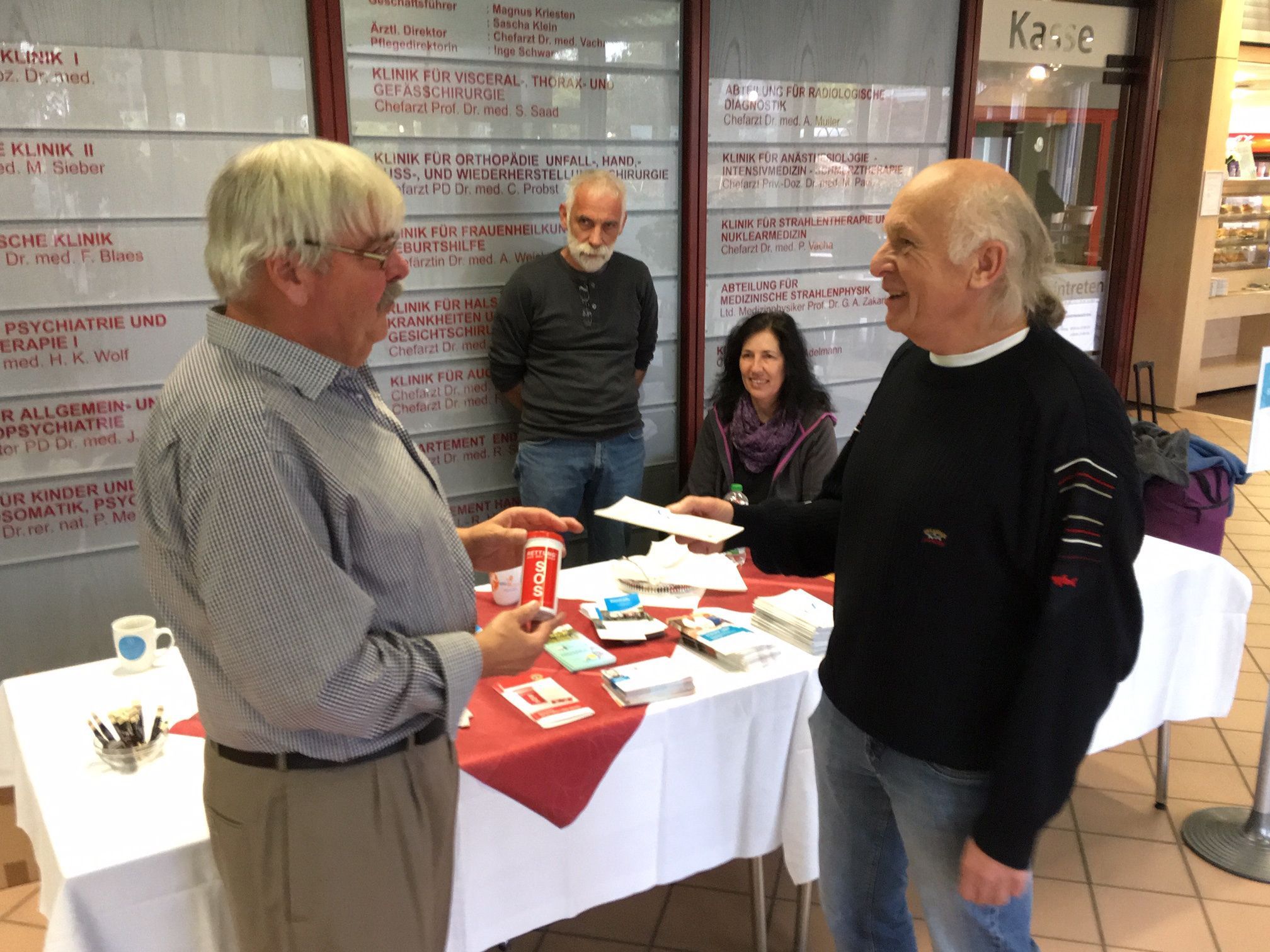 Schlaganfall - Tag im Kreiskrankenhaus in Gummersbach, Infostand, hier mit den Schlaganfall-Helfern (v.l.) Karl-Heinz Görlitz, Günter Blöink, Martina Blöink und Jochen Kluge.