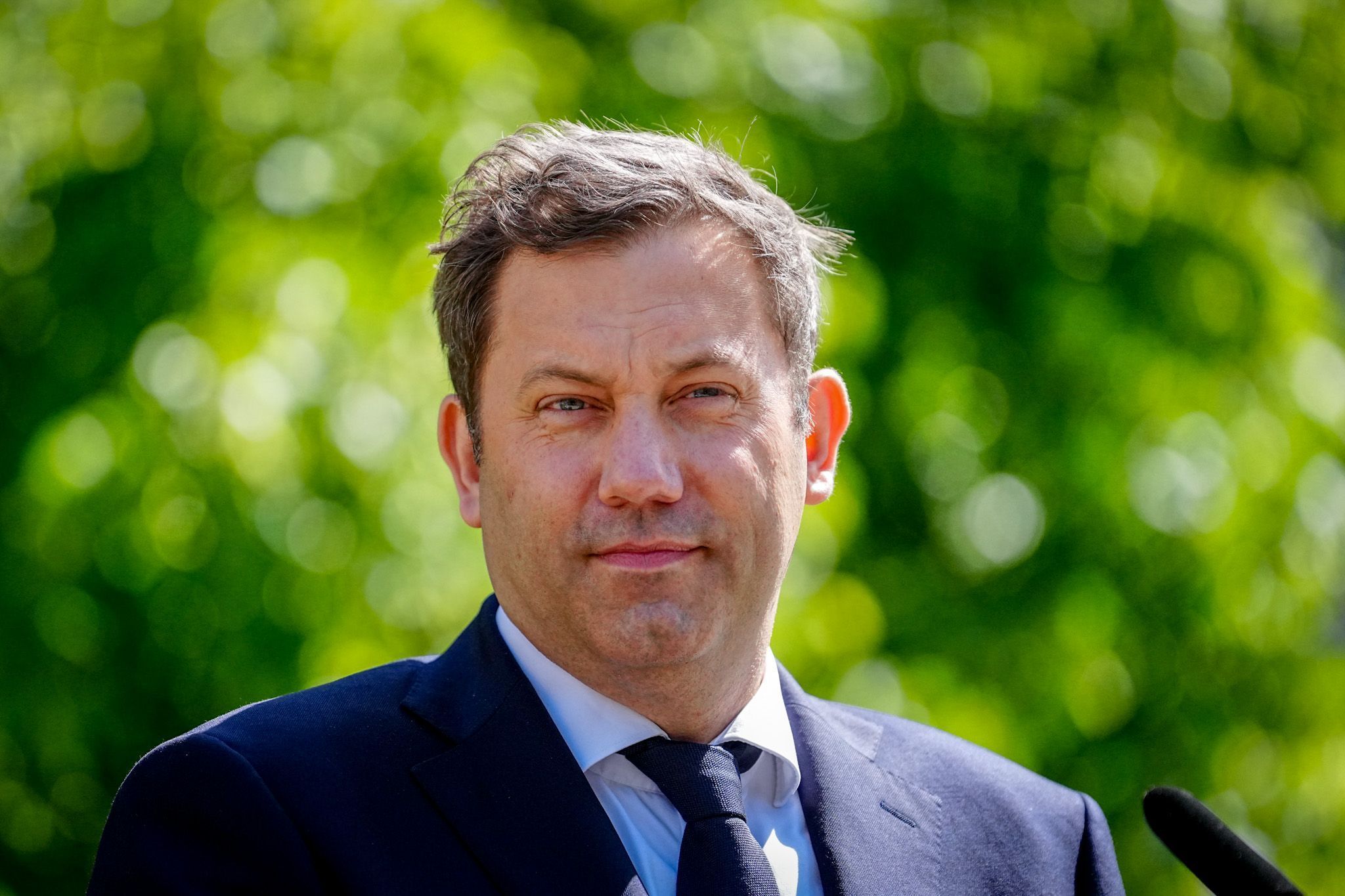 Lars Klingbeil (SPD), Bundesminister der Finanzen, Vizekanzler und SPD-Bundesvorsitzender, hat das Kabinett geleitet, das die Frühstartrente und die Bafög-Erhöhung auf den Weg gebracht hat.