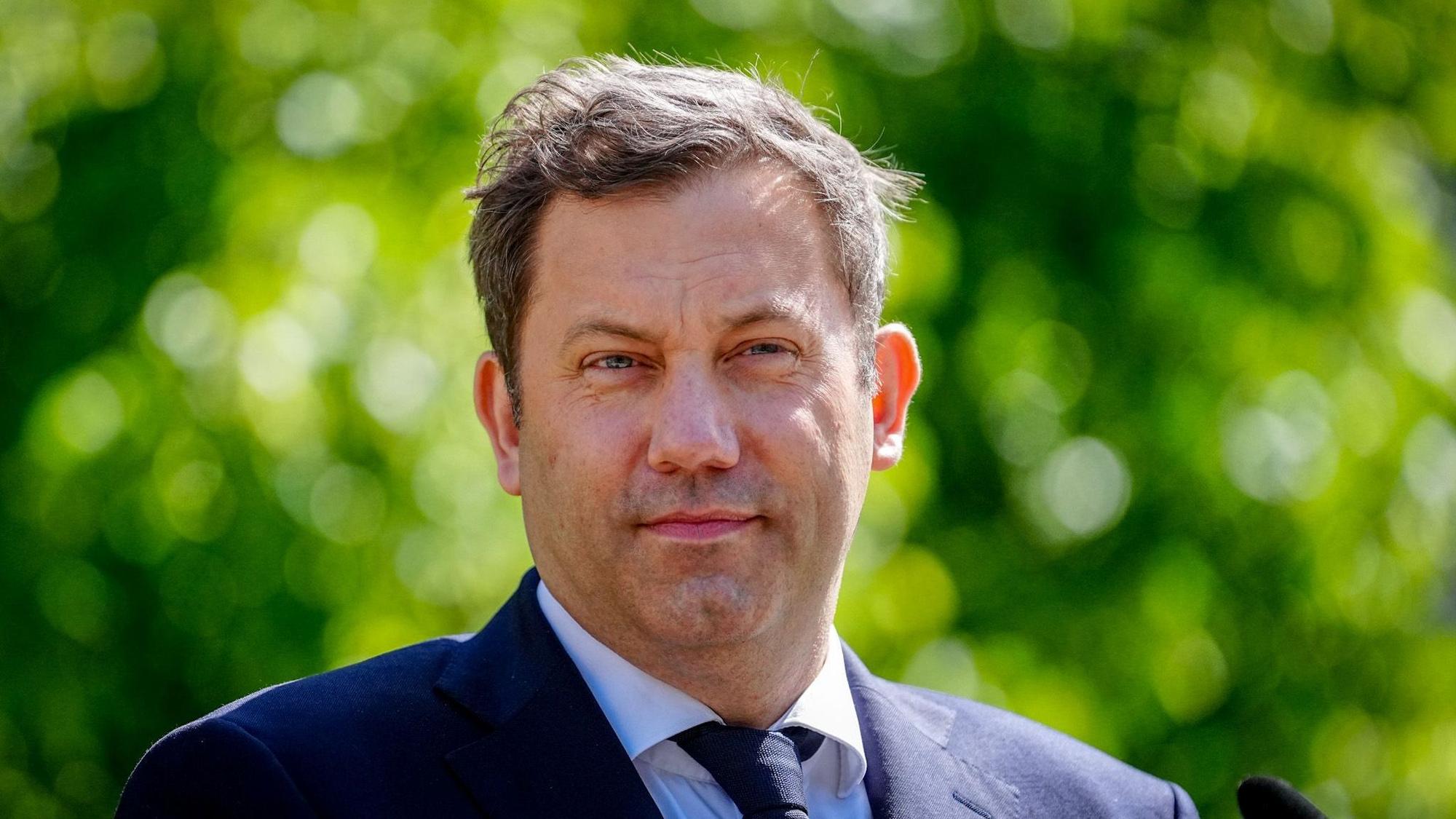Lars Klingbeil (SPD), Bundesminister der Finanzen, Vizekanzler und SPD-Bundesvorsitzender, hat das Kabinett geleitet, das die Frühstartrente und die Bafög-Erhöhung auf den Weg gebracht hat.