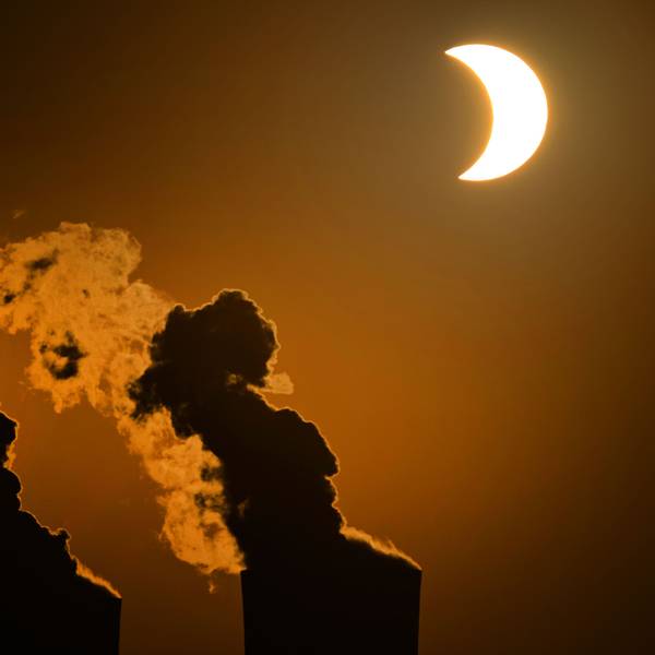 Die partielle Sonnenfinsternis ist am Himmel über dem Braunkohlekraftwerk Neurath in Pulheim bei Köln zu sehen.