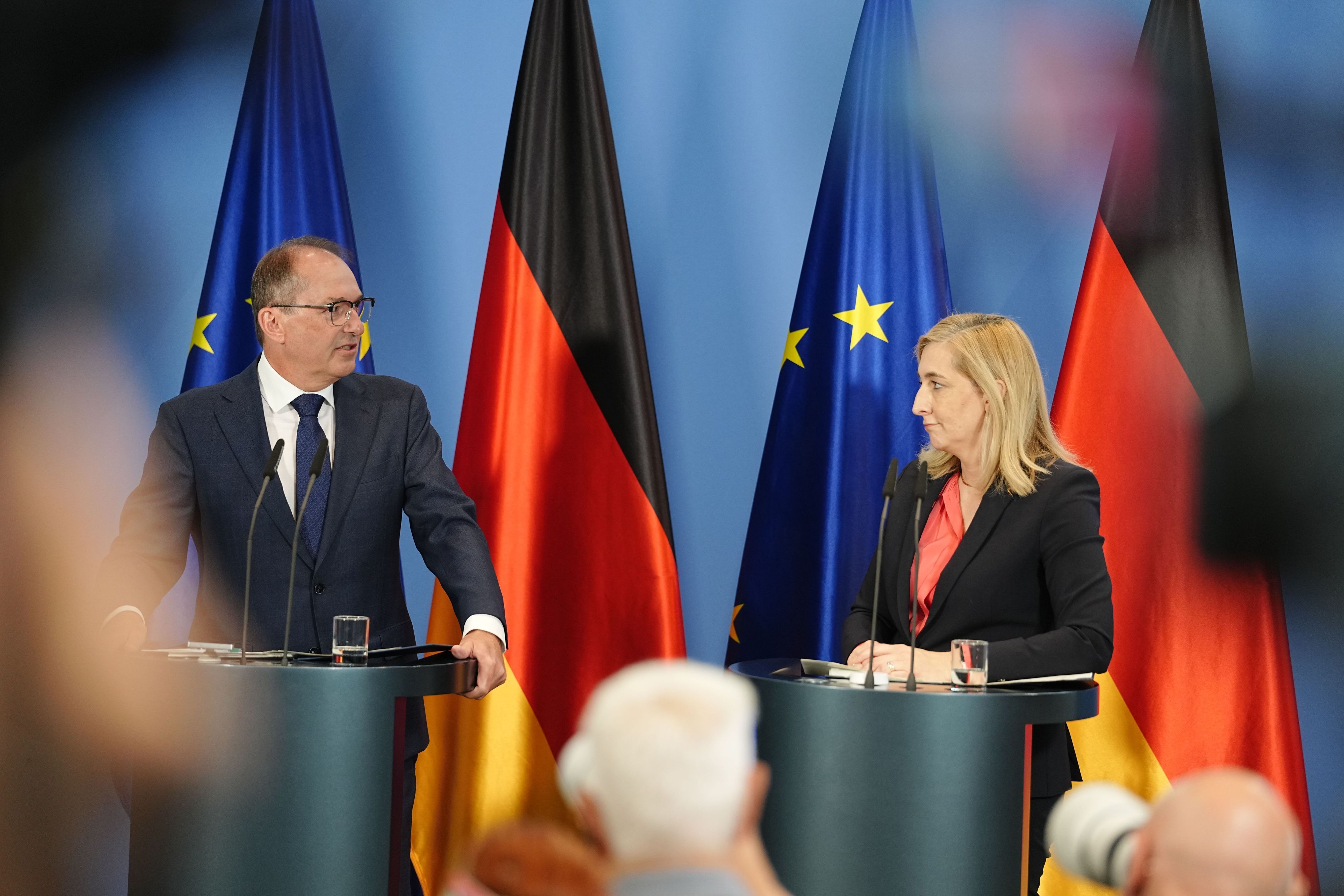 Nina Warken (CDU), Chefin des Bundeskanzleramts und Bundesministerin für besondere Aufgaben, und Alexander Dobrindt (CSU), Bundesinnenminister, geben nach der Sitzung des Bundeskabinetts im Bundeskanzleramt ein Pressestatement.