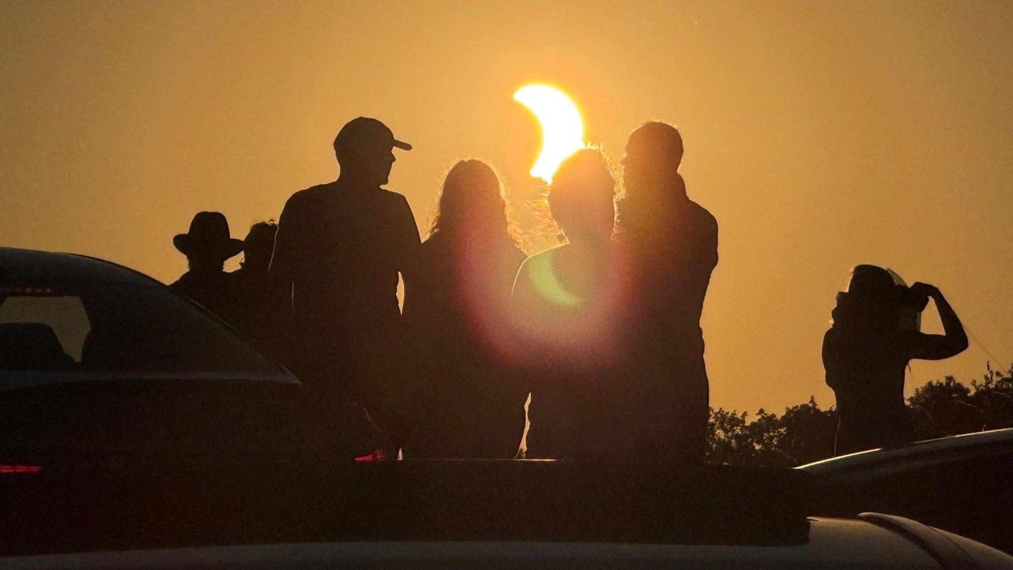 Der Mond schiebt sich vor die Sonne - und die Menschen schauen gebannt am Unnenberg zu.