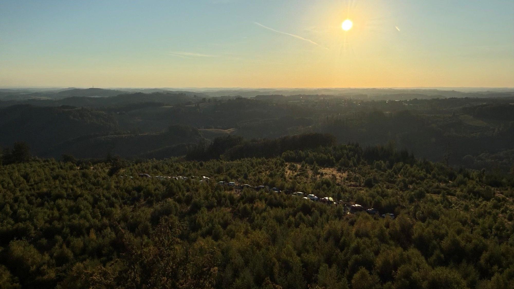 Oben die Sonnenfinsternis, unten Gedränge: Die Straße wurde zum großen Parkplatz.