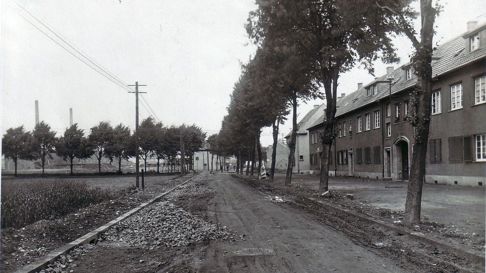 Auf dem Bild ist eine historische Aufnhame der Hubert-Prott-Straße zu sehen.