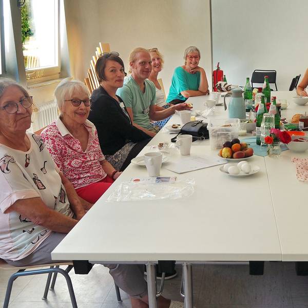 Mitte August startete das Angebot „Bring your Breakfast. Gemeinsam frühstücken, gemeinsam sprechen.“ Geleitet wird es ehrenamtlich von Lauren Jaritz (3. von rechts).