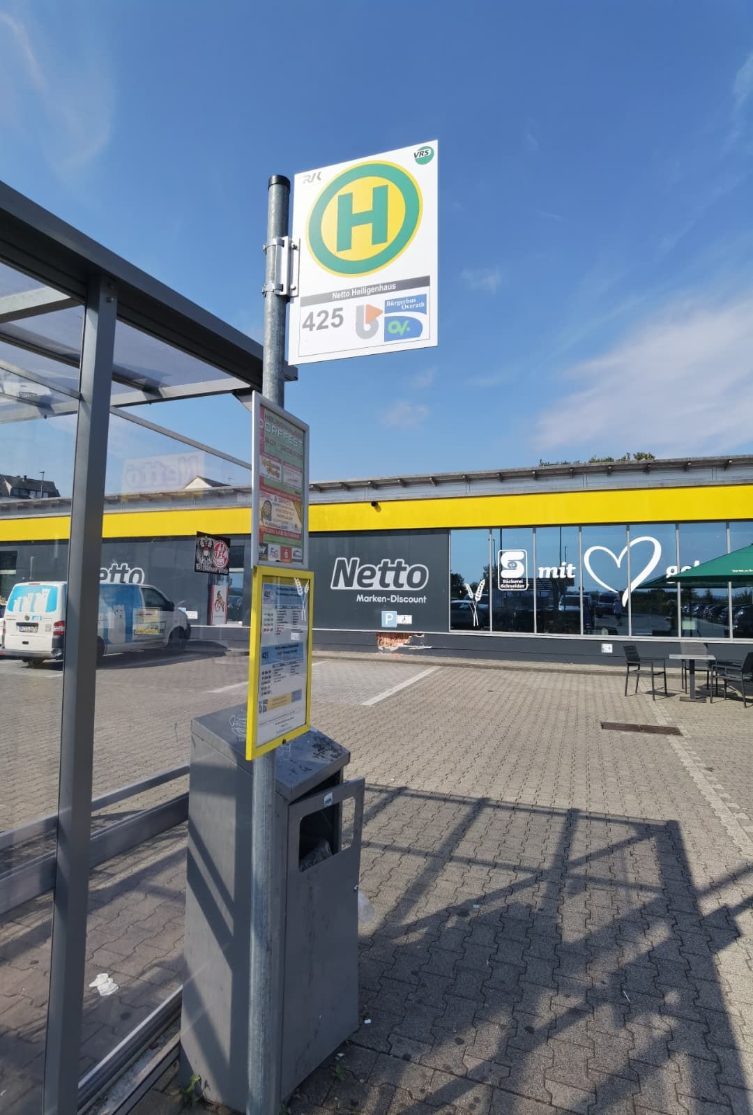 Zu sehen ist ein Bushalteschild.