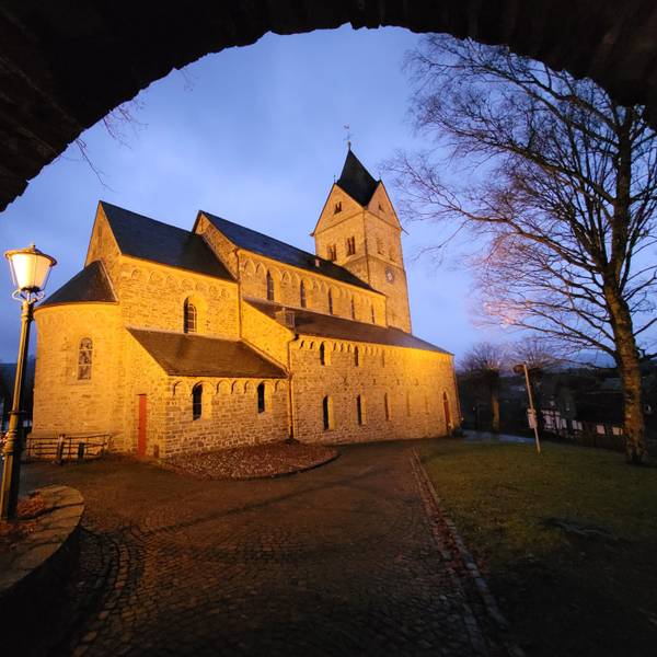 Die Basilika St. Gertrud hat ihren Platz im schmucken Oberdorf von Morsbach und sie ist eine der beiden Hauptkirchen in der neuen Großpfarrei St. Michael (Waldbröl) und eben St. Gertrud. Die Uhr an ihrem Turm ist seit mehr als einem Jahr kaputt.