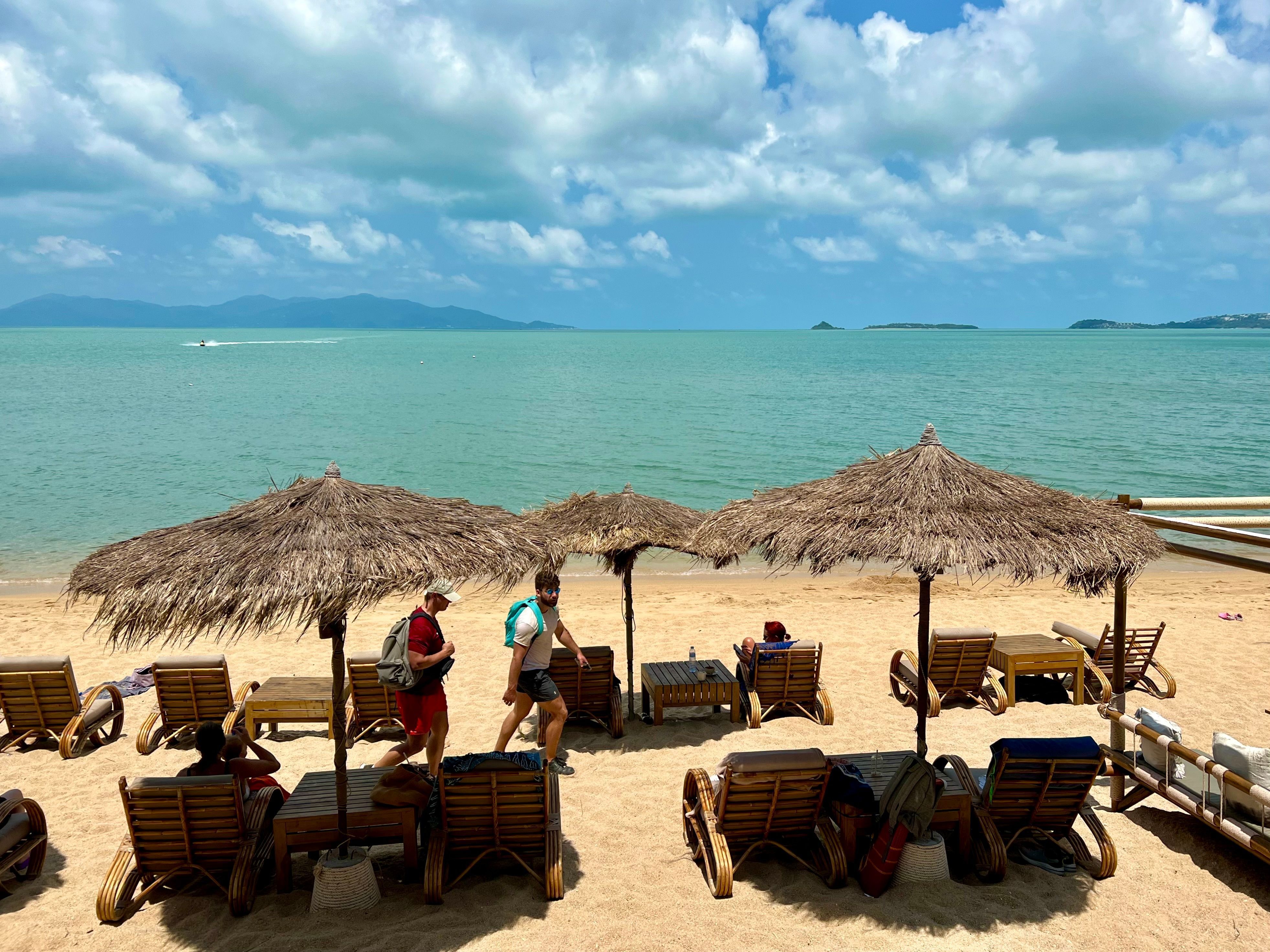 Urlauber liegen am Strand in Bophut auf der thailändischen Insel Koh Samui. Auf Koh Samui wird das Wasser knapp.