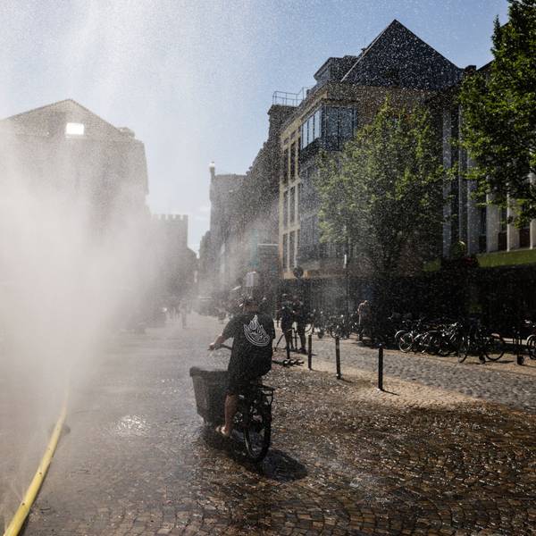 Bei „Cooling Cologne“ bietet die Stadt Köln die Möglichkeit für eine Abkühlung mit Schläuchen an, die feinen Wassernebel versprühen. (Archivbild)
