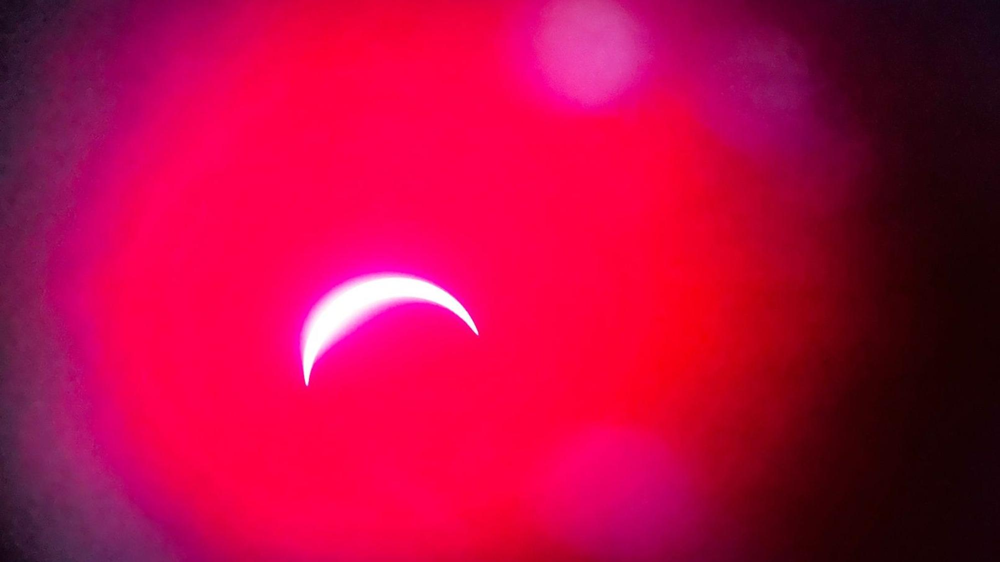 Durch die bereitgestellten Teleskope mit Farbfiltern konnte die Sonnenfinsternis gut verfolgt werden.