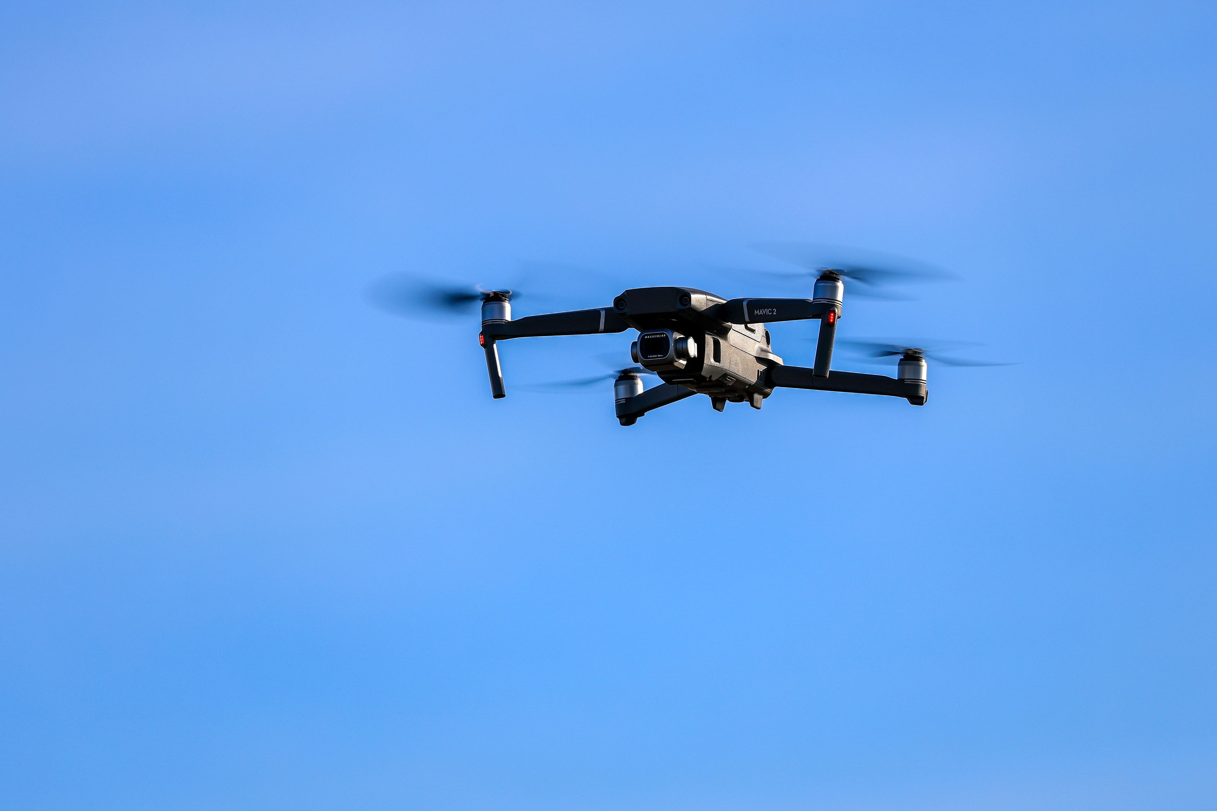 Eine Drohne fliegt in der Luft. Immer wieder muss nach Drohnensichtungen an europäischen Flughäfen der Flugbetrieb temporär eingestellt werden. (Symbolfoto)