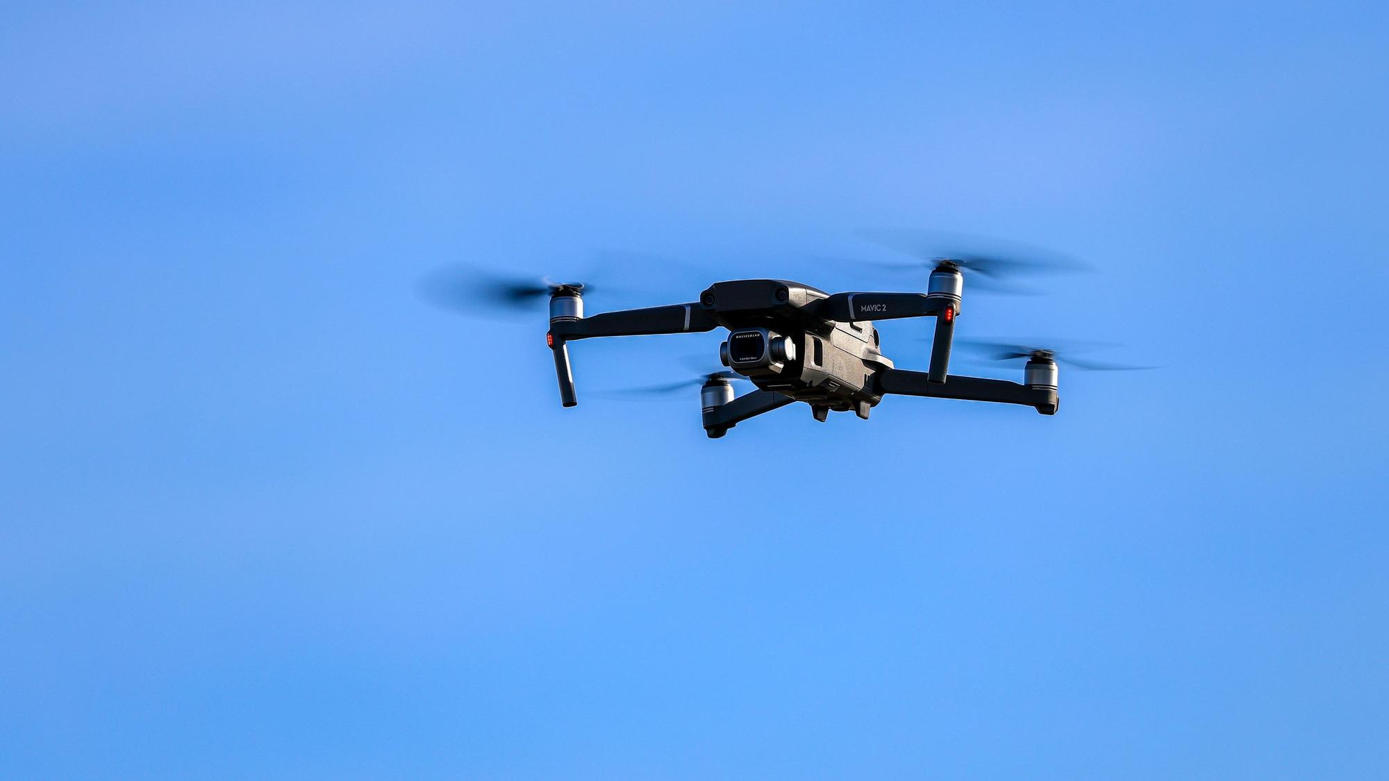 Eine Drohne fliegt in der Luft. Immer wieder muss nach Drohnensichtungen an europäischen Flughäfen der Flugbetrieb temporär eingestellt werden. (Symbolfoto)