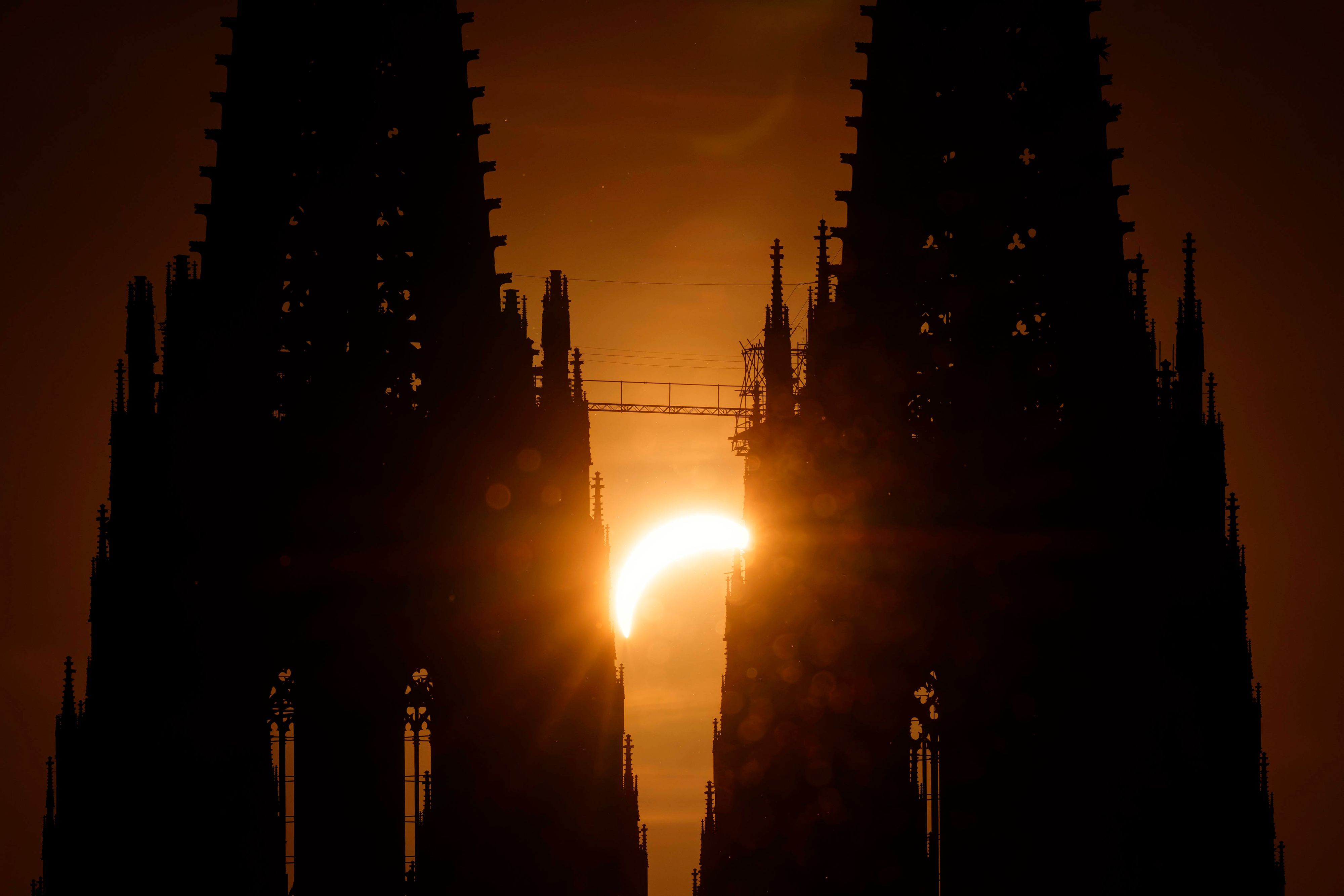 In den Abendstunden verdunkelt sich über Köln kurzzeitig der Himmel: Der Mond schiebt sich zwischen die Erde und die Sonne und wirft dabei seinen Schatten auf die Erde, der die Sonne optisch verdeckt. Die partielle Sonnenfinsternis erreichte um 20.12 Uhr und 49 Sekunden ihre maximale Sichtbarkeit über der Domstadt.