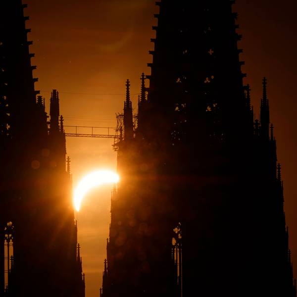 In den Abendstunden verdunkelt sich über Köln kurzzeitig der Himmel: Der Mond schiebt sich zwischen die Erde und die Sonne und wirft dabei seinen Schatten auf die Erde, der die Sonne optisch verdeckt. Die partielle Sonnenfinsternis erreichte um 20.12 Uhr und 49 Sekunden ihre maximale Sichtbarkeit über der Domstadt.