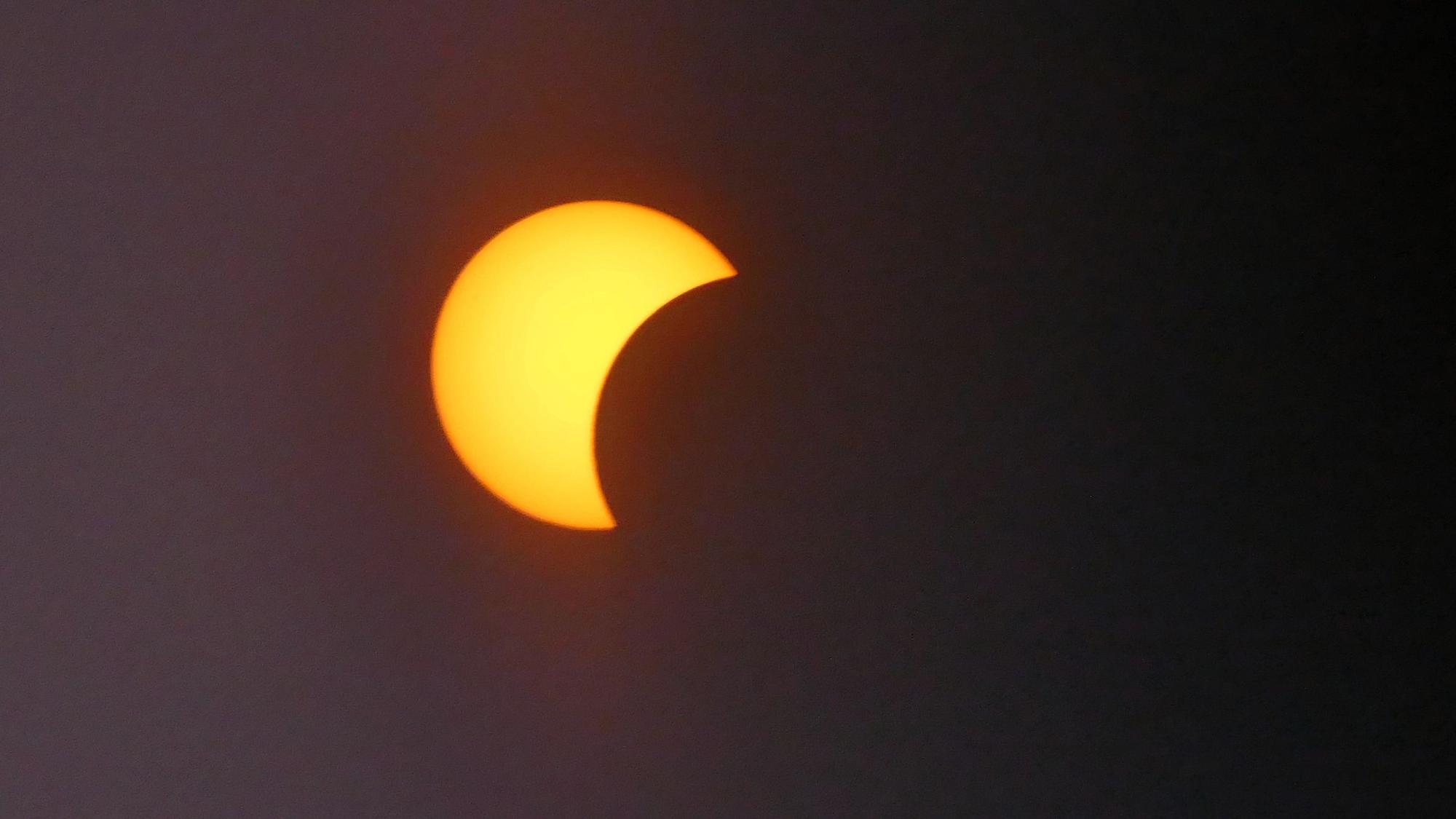 Der Mond schiebt sich vor die Sonne - gesehen von Neunkirchen-Seelscheid aus.