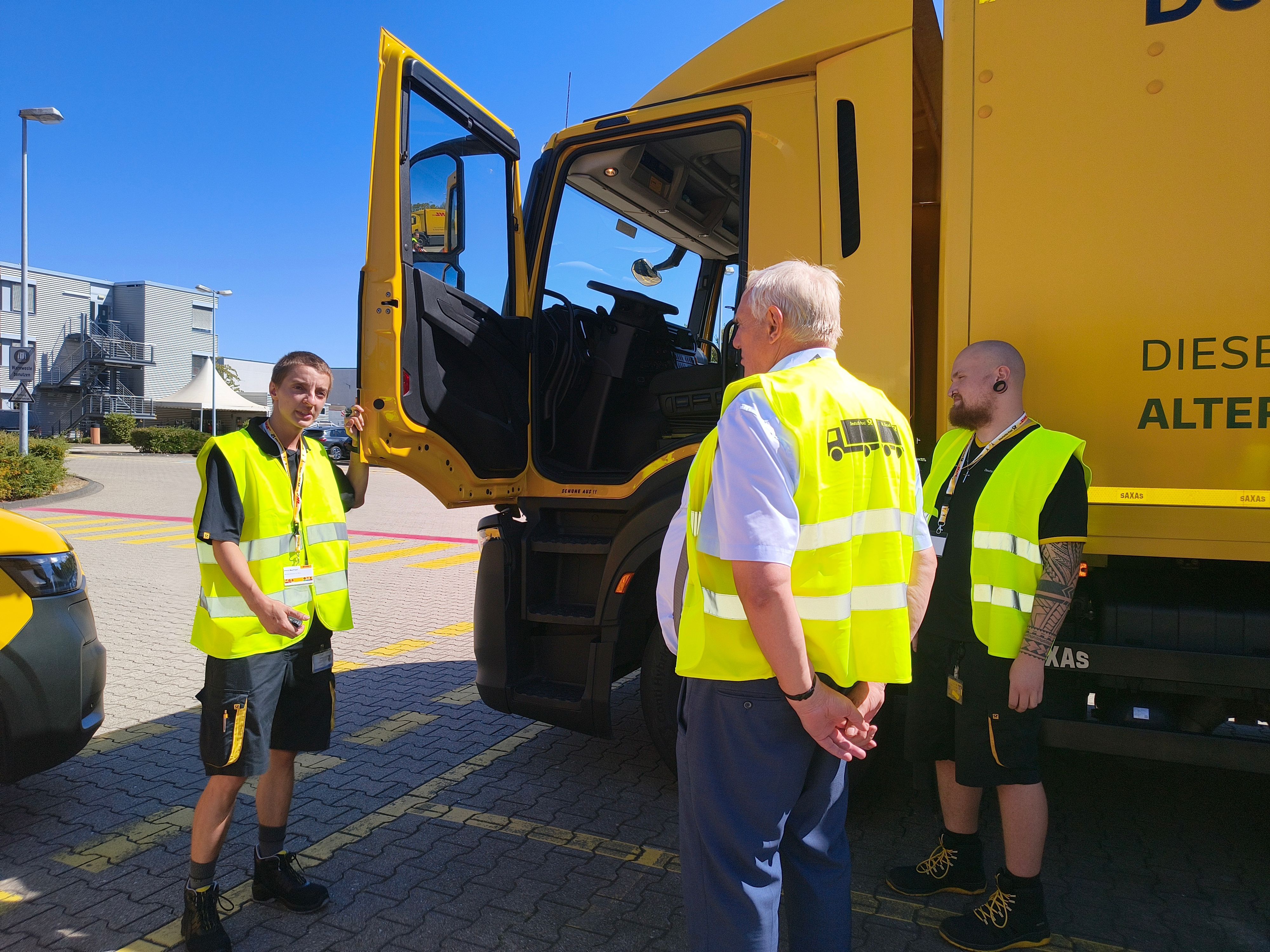 Ausbildungstag: Arbeitsminister Laumann besucht DHL in Troisdorf
