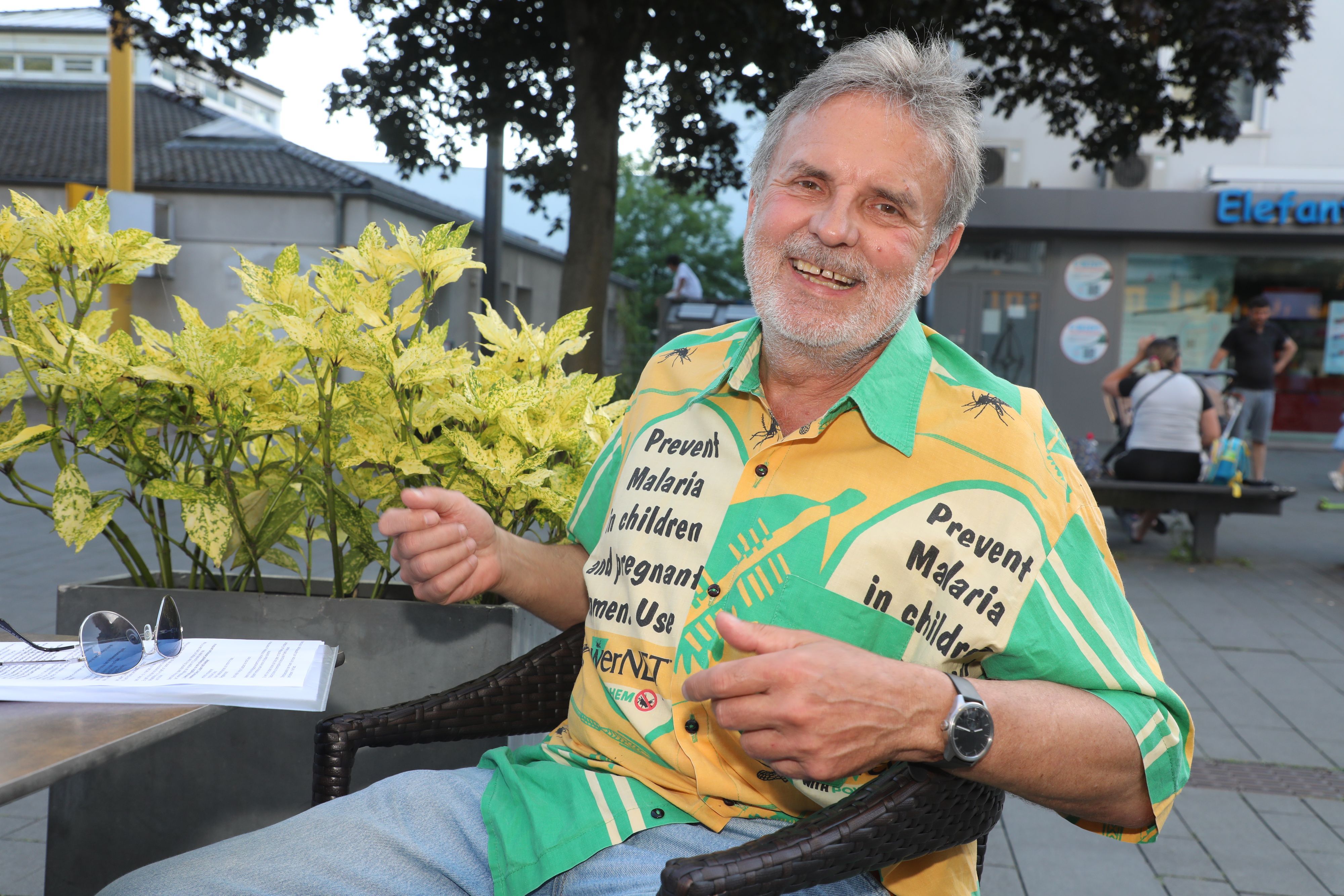 der ehemalige Pfarrer der evangelischen Gnadenkirche, Thomas Werner, gibt ein Interview am Trotzenburgplatz in Bergisch Gladbach.