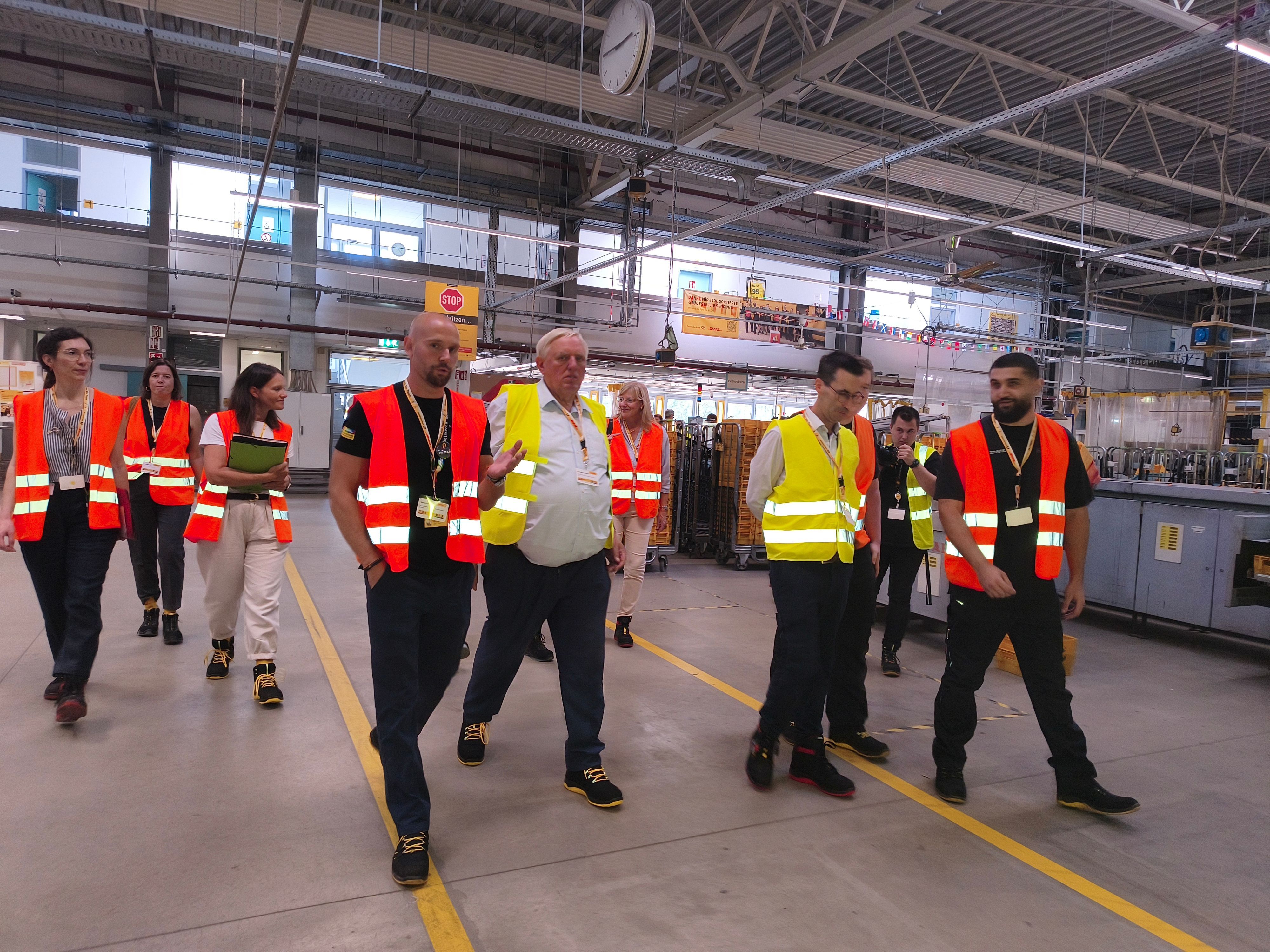 Ausbildungstag: Arbeitsminister Laumann besucht DHL in Troisdorf