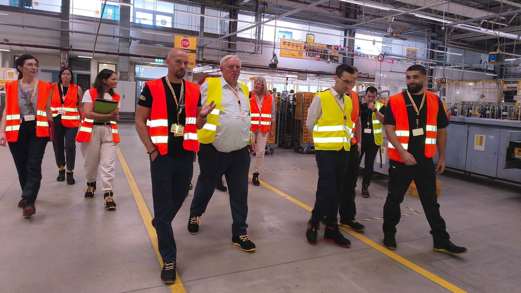 Ausbildungstag: Arbeitsminister Laumann besucht DHL in Troisdorf