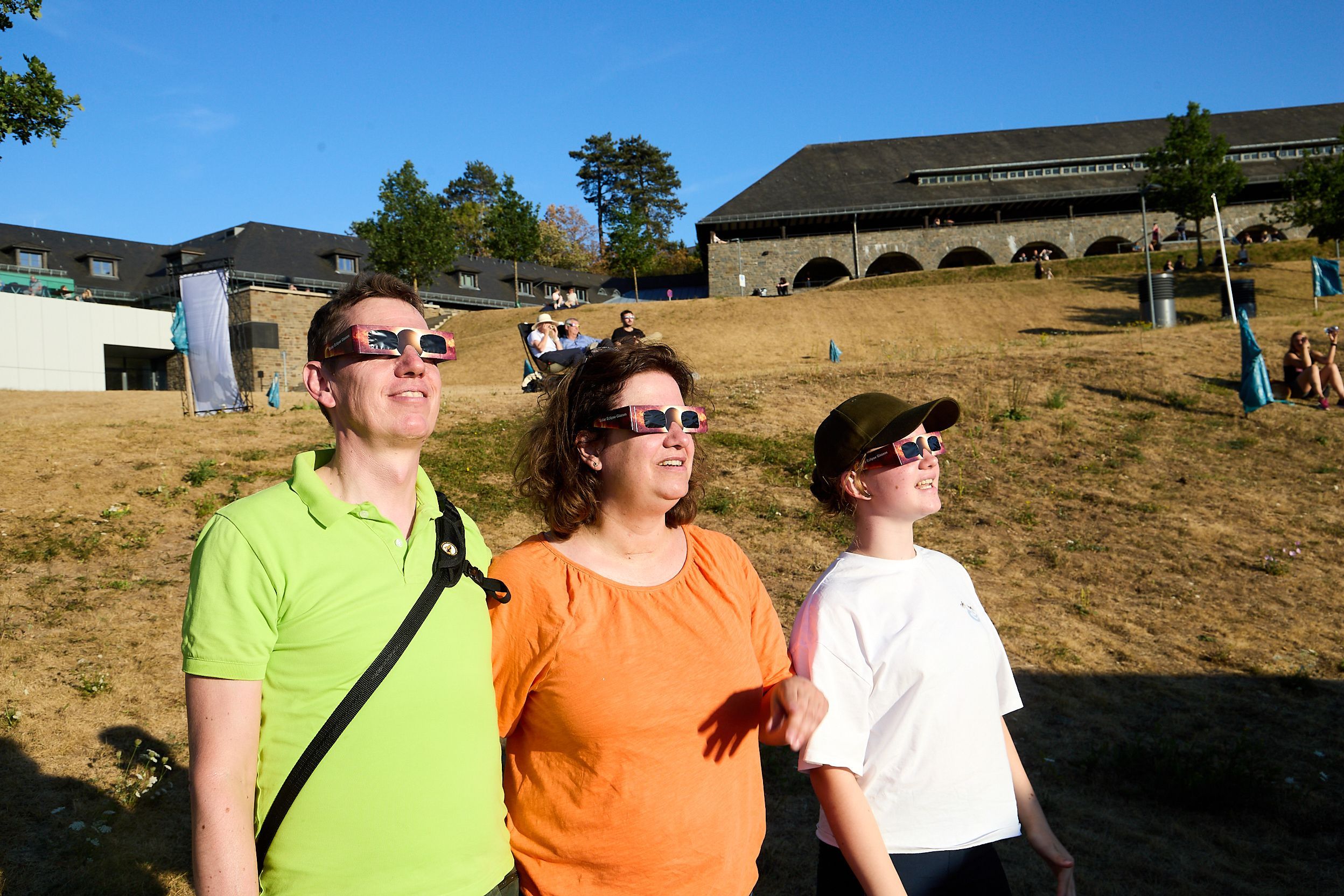 Mit ihren Sofi-Brillen verfolgten Jens und Judith mit ihrer Tochter Charlotte das Verschwinden der Sonne hinter dem Mond.