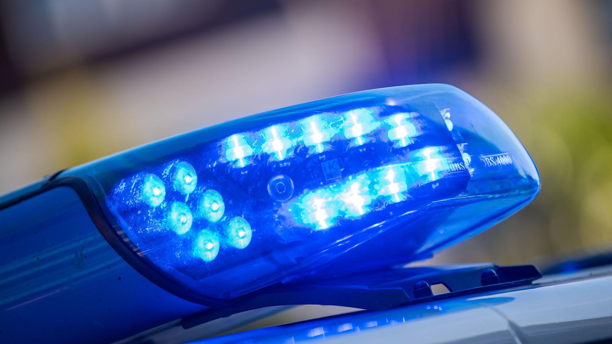 SYMBOLBILD - 11.08.2022, Niedersachsen, Vechta: Ein Blaulicht ist auf dem Dach eines Polizeifahrzeugs zu sehen. (zu dpa: «Suchaktion an See nach Fund von Kleidung am Strand») Foto: Lino Mirgeler/dpa +++ dpa-Bildfunk +++