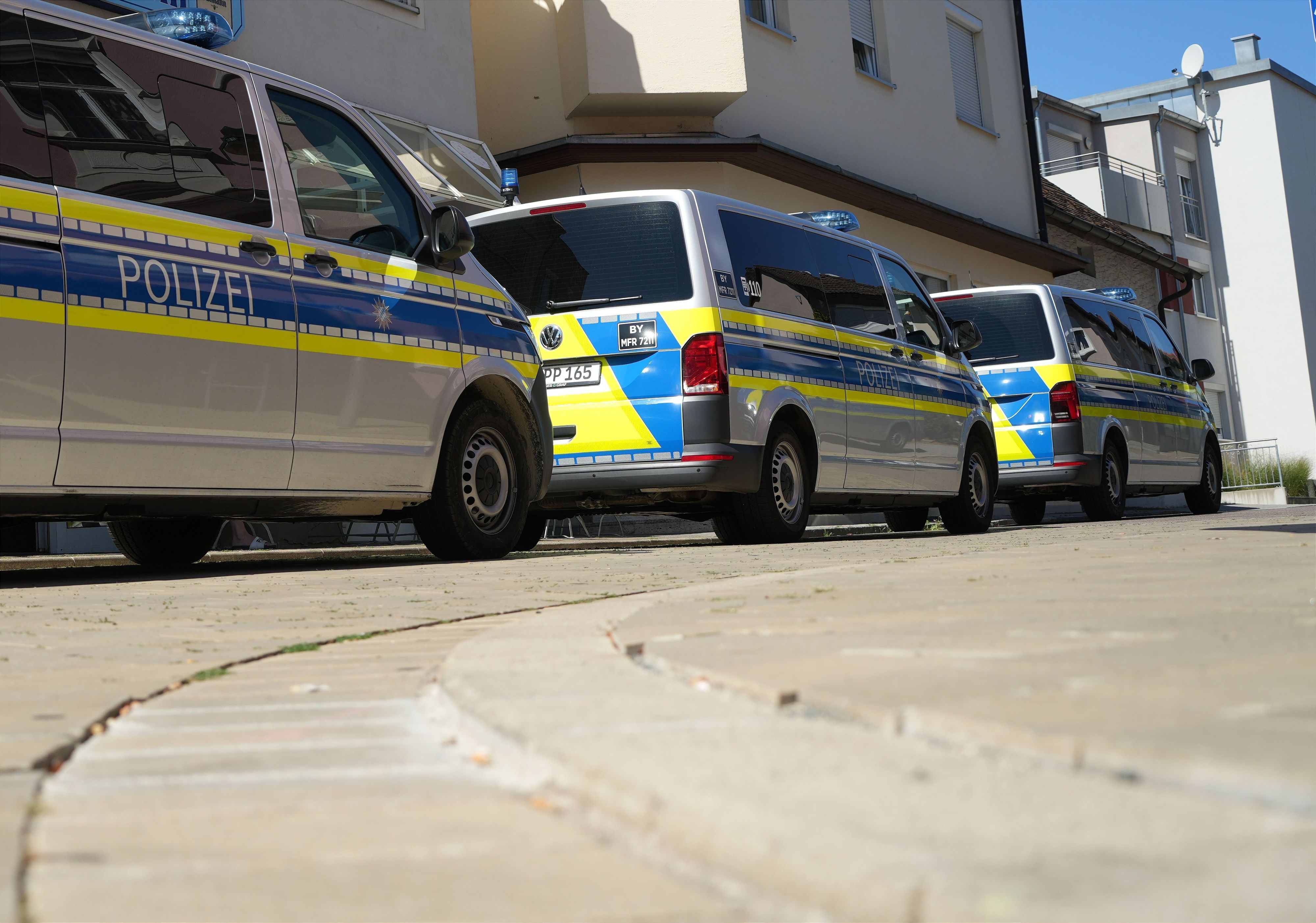 Einsatzfahrzeuge der Polizei stehen vor dem Bahnhofsgelände in Mittelfranken. Spezialkräfte der Bundespolizei untersuchen einen sprengstoffverdächtigen Gegenstand.