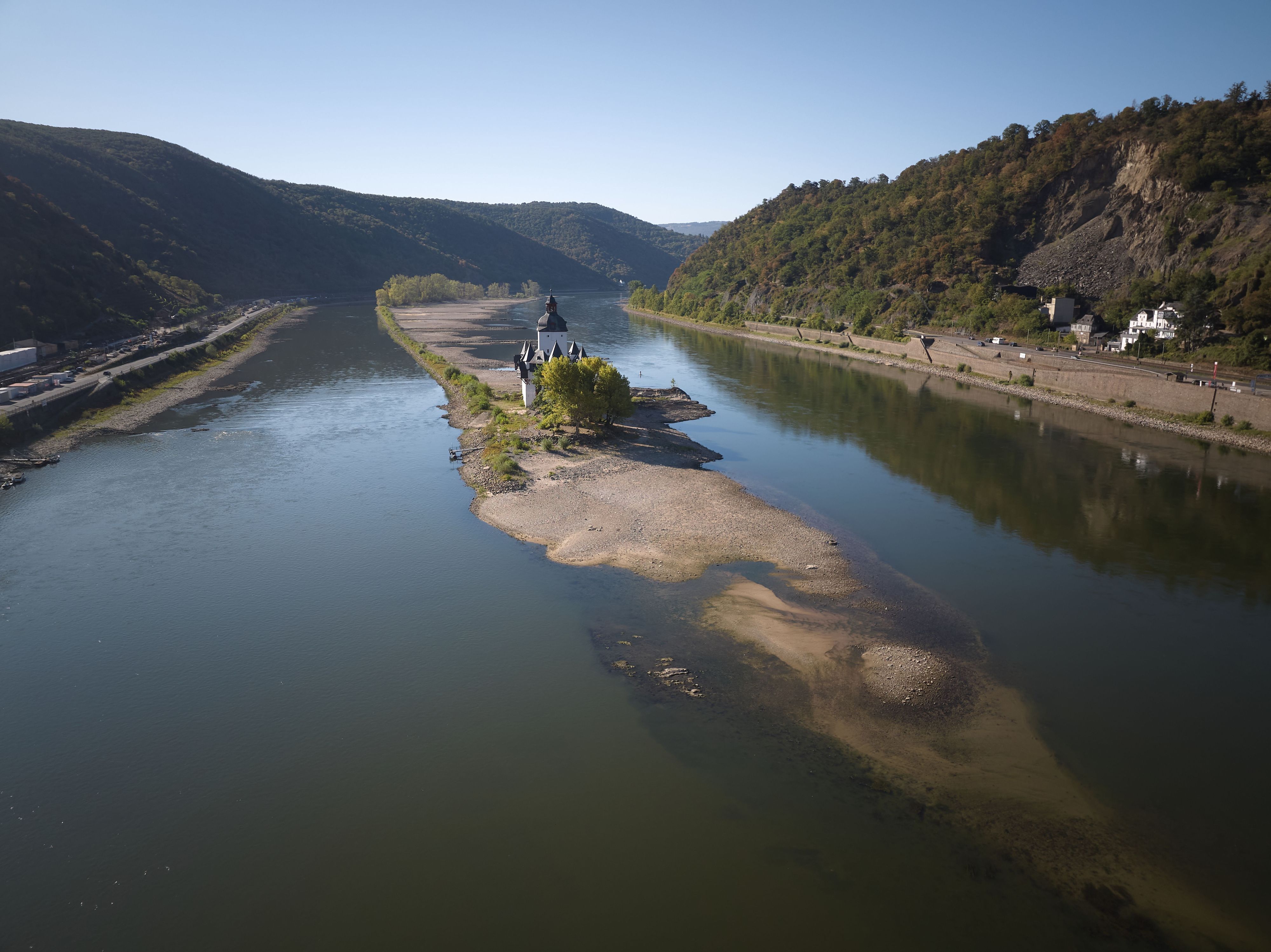 Die Zollburg Pfalzgrafenstein steht auf einer großen Sandbank. Trockenheit und hohe Temperaturen haben die Pegelstände weiter sinken lassen.