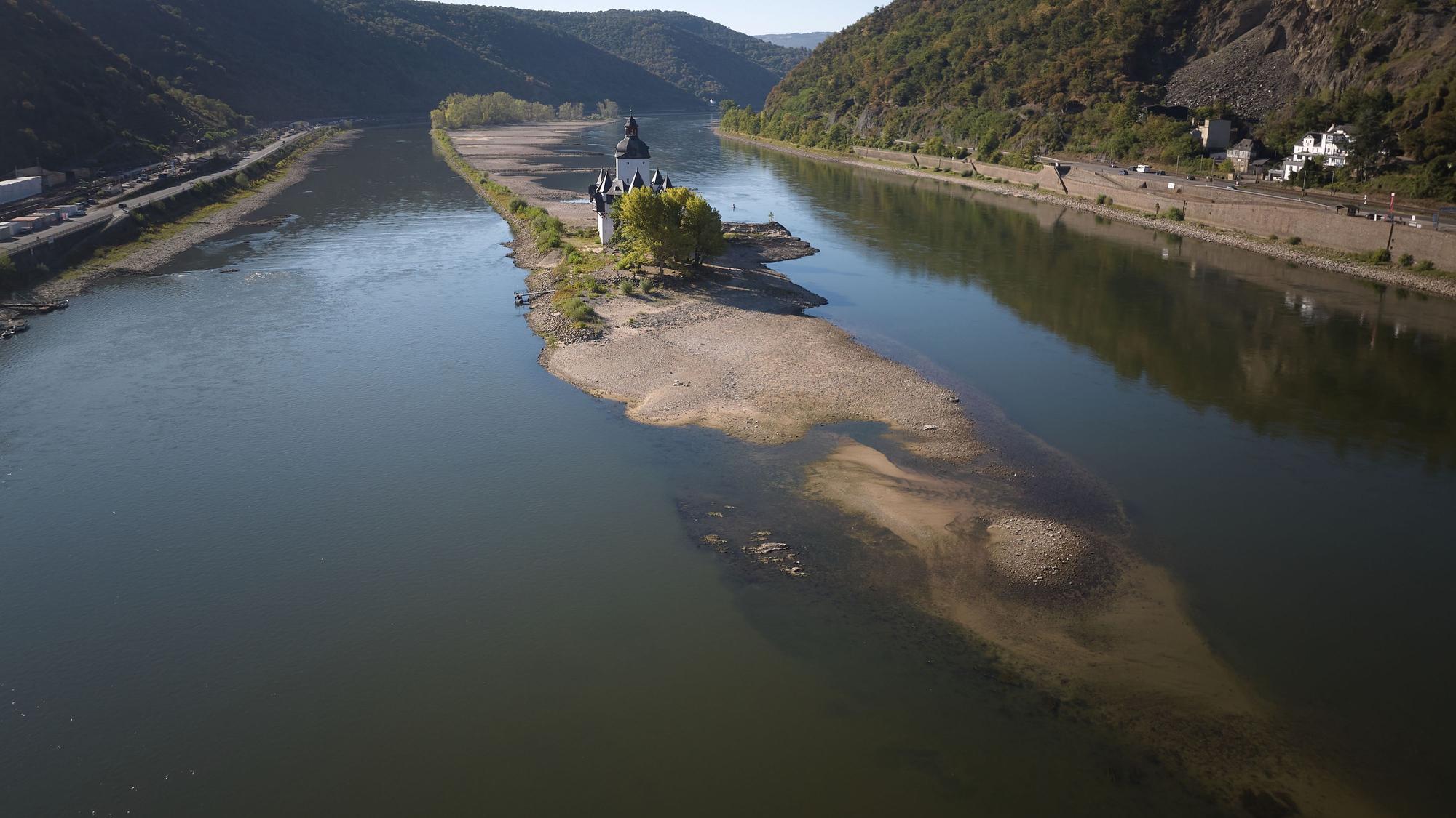Die Zollburg Pfalzgrafenstein steht auf einer großen Sandbank. Trockenheit und hohe Temperaturen haben die Pegelstände weiter sinken lassen.