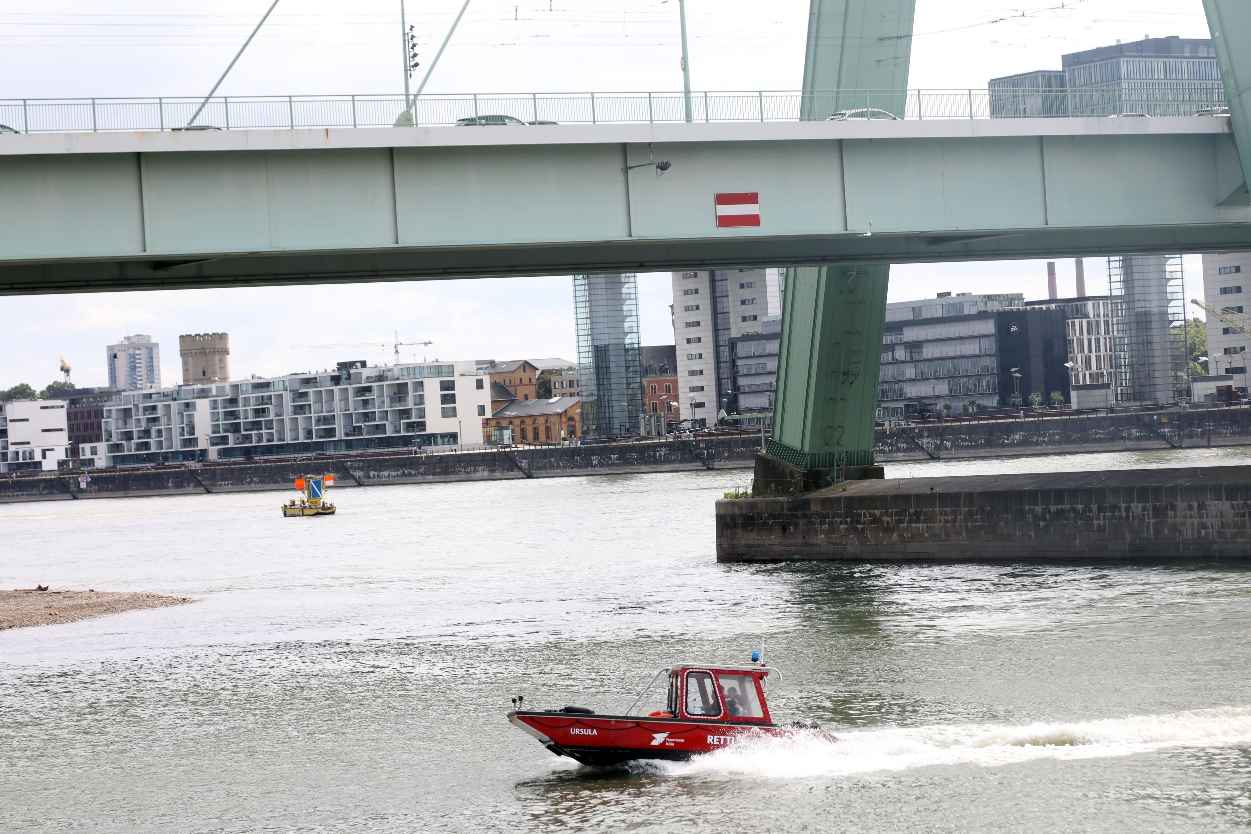 Rettungsboot auf dem Rhein am Deutzer Hafen (Archivbild)