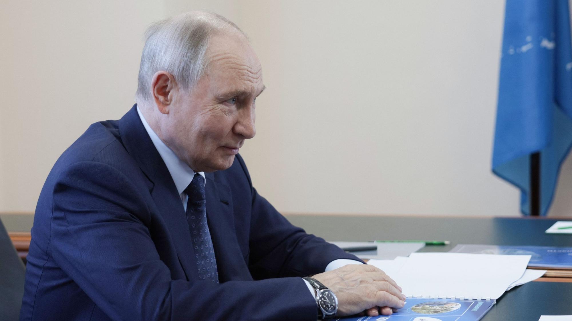 Wladimir Putin bei seinem Besuch auf der von Russland kontrollierten und von Japan beanspruchten Insel Iturup vor der Küste von Hokkaido.