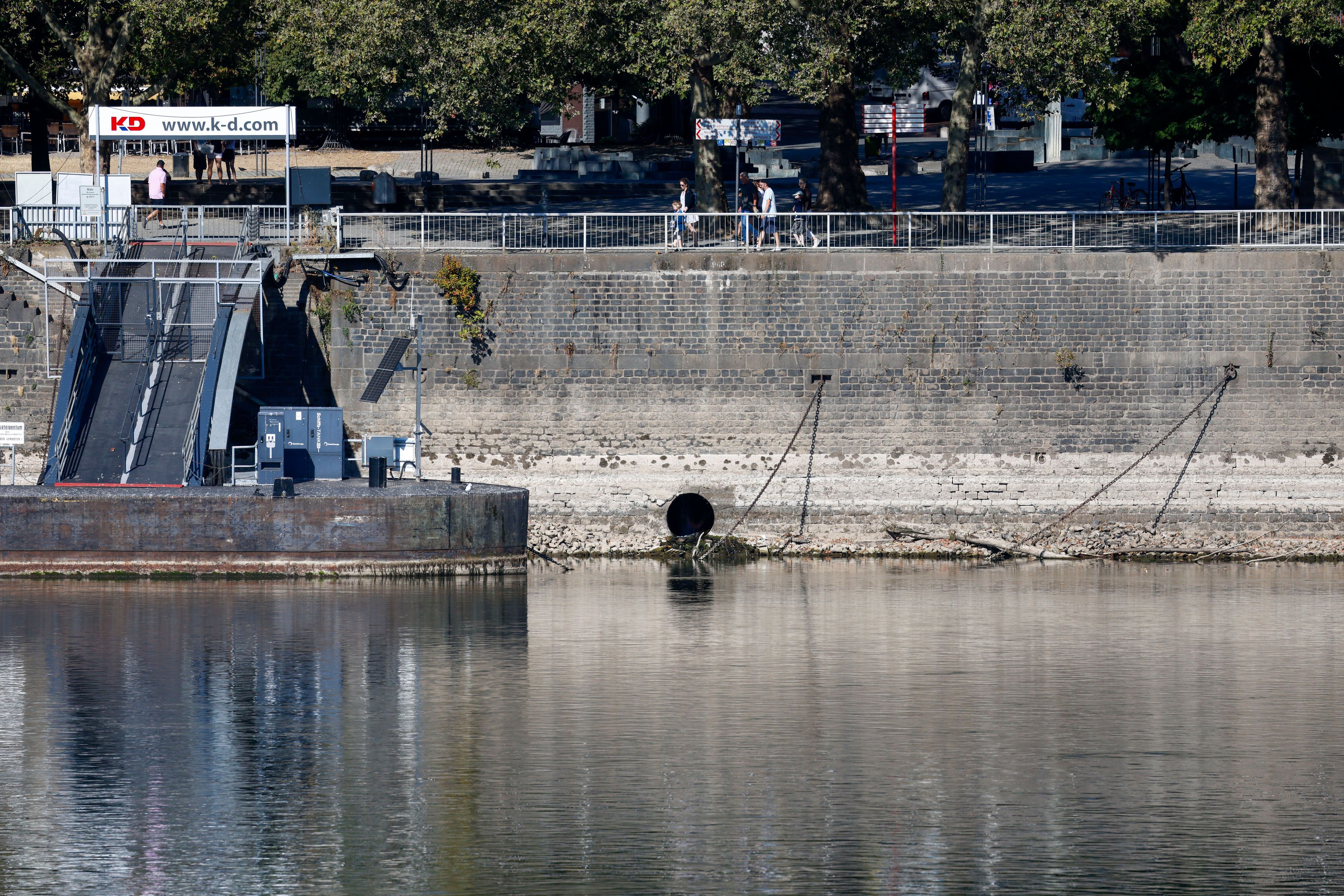 Ein Kanal mündet in der Kölner Innenstadt in Höhe des Rheingartens in den Rhein. Der Rhein führt extremes Niedrigwasser, das auch zahlreiche Kanäle zum Vorschein kommen lässt.