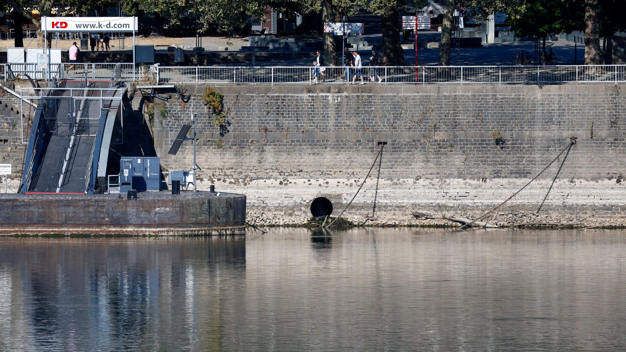 Ein Kanal mündet in der Kölner Innenstadt in Höhe des Rheingartens in den Rhein. Der Rhein führt extremes Niedrigwasser, das auch zahlreiche Kanäle zum Vorschein kommen lässt.