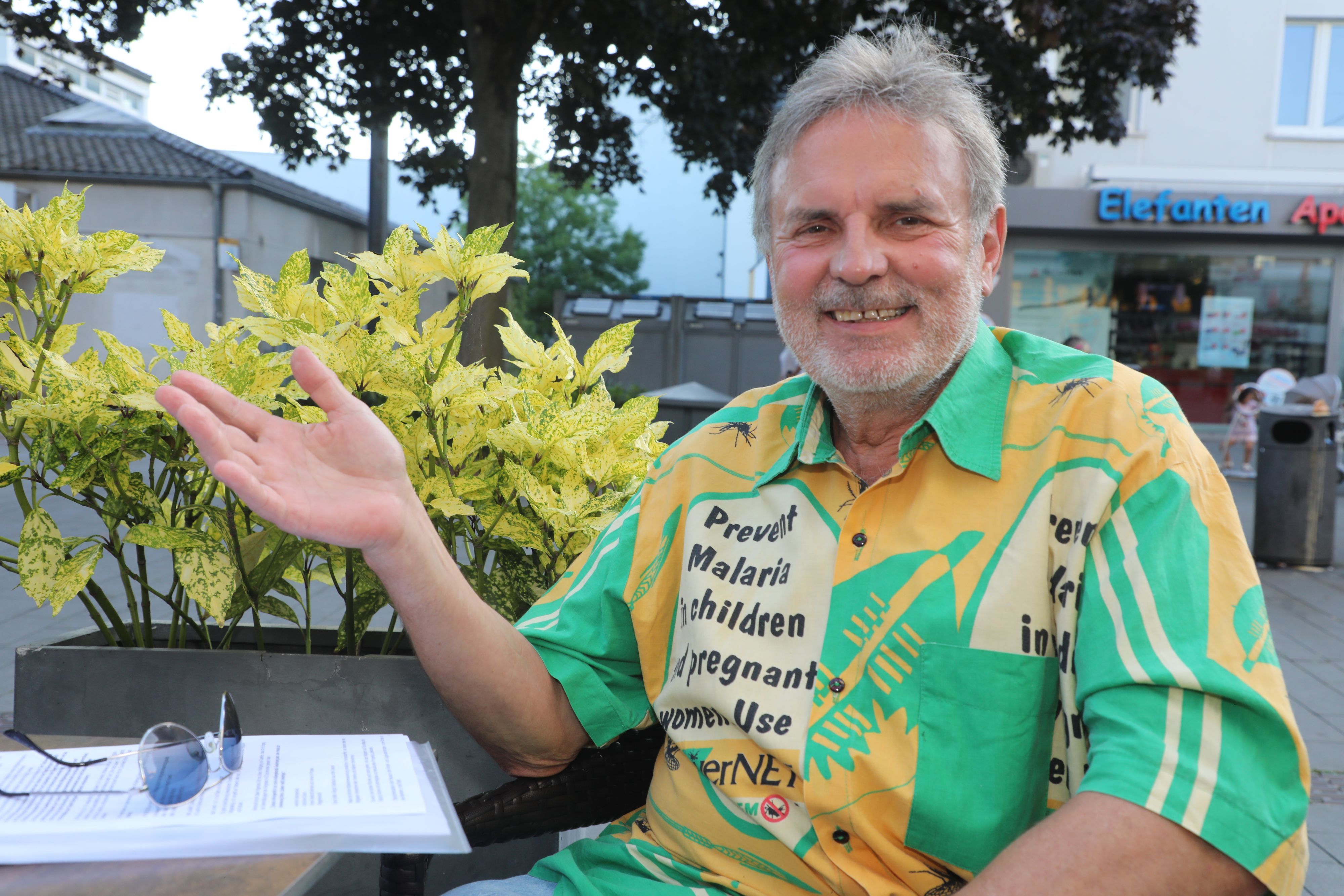 Der frühere Pfarrer der Bergisch Gladbacher Gnadenkirche, Thomas Werner, sitzt im Interview an einem Tisch am Trotzenburgplatz in Bergisch Gladbach.