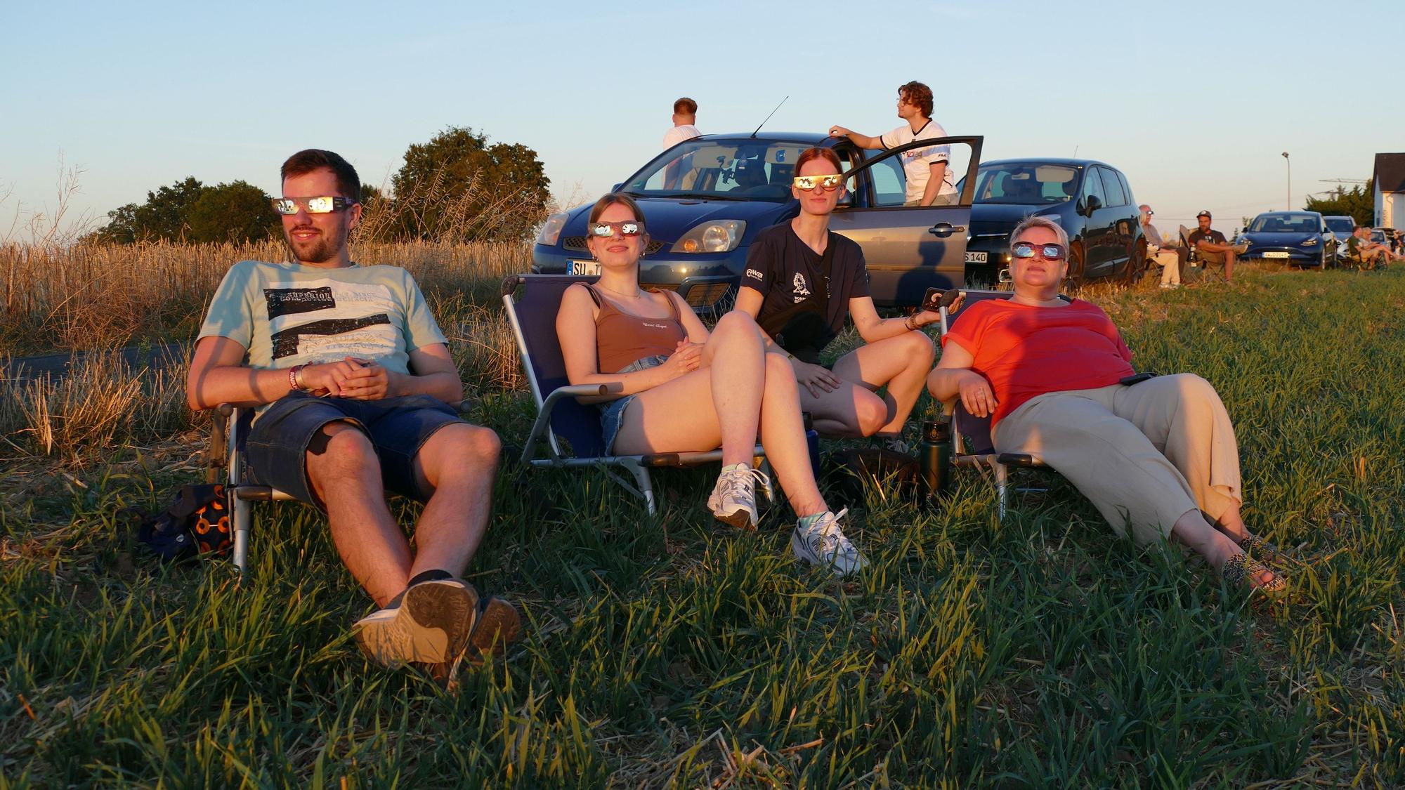 Leon, Louisa, Emma und Anja (v.l.n.r.) beobachteten die Sonnenfinsternis in Halberg auf Campingstühlen.