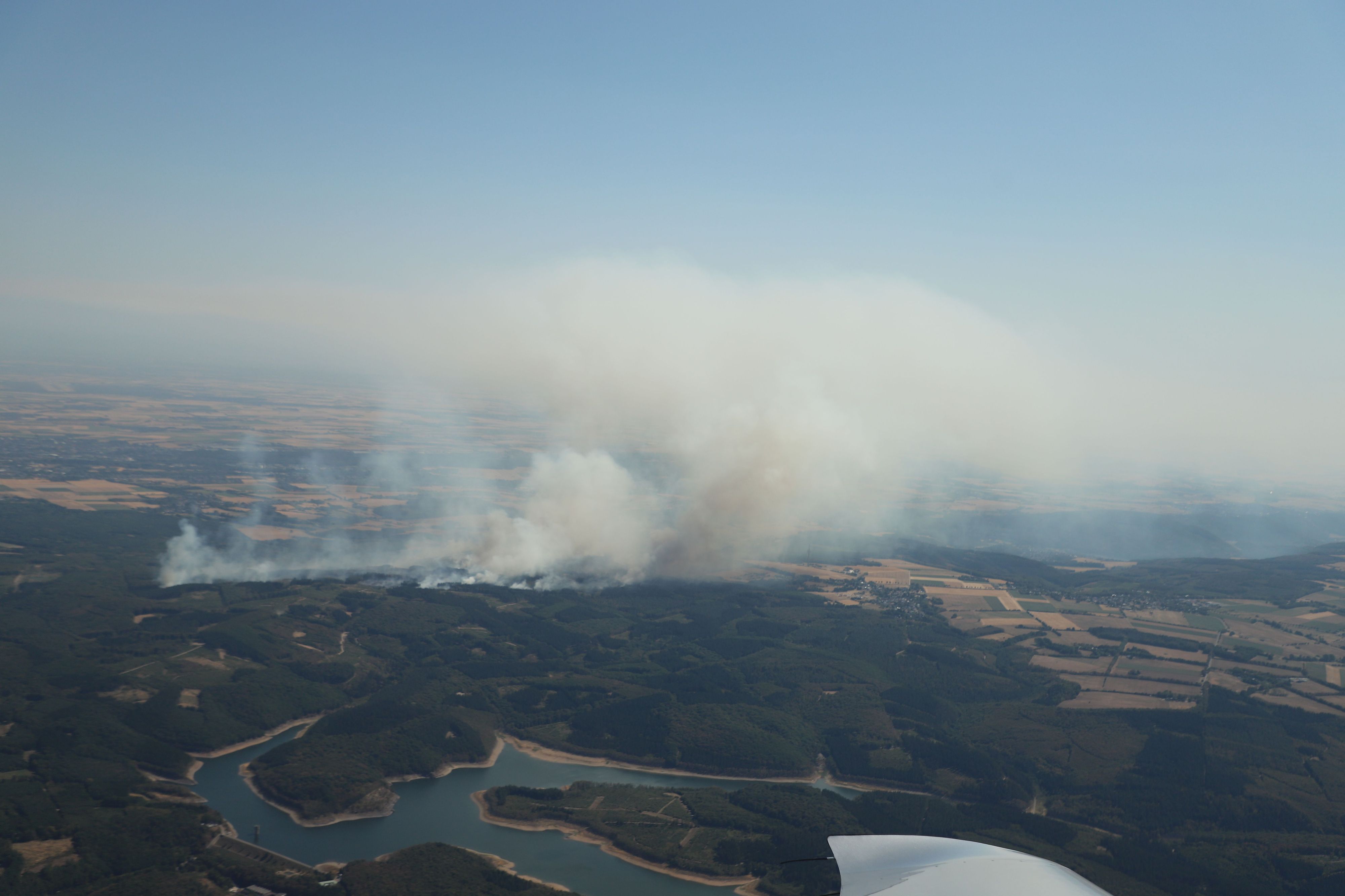 Rauch eines Waldbrands steigt über dem Hürtgenwald auf (Aufnahme aus einem Flugzeug).