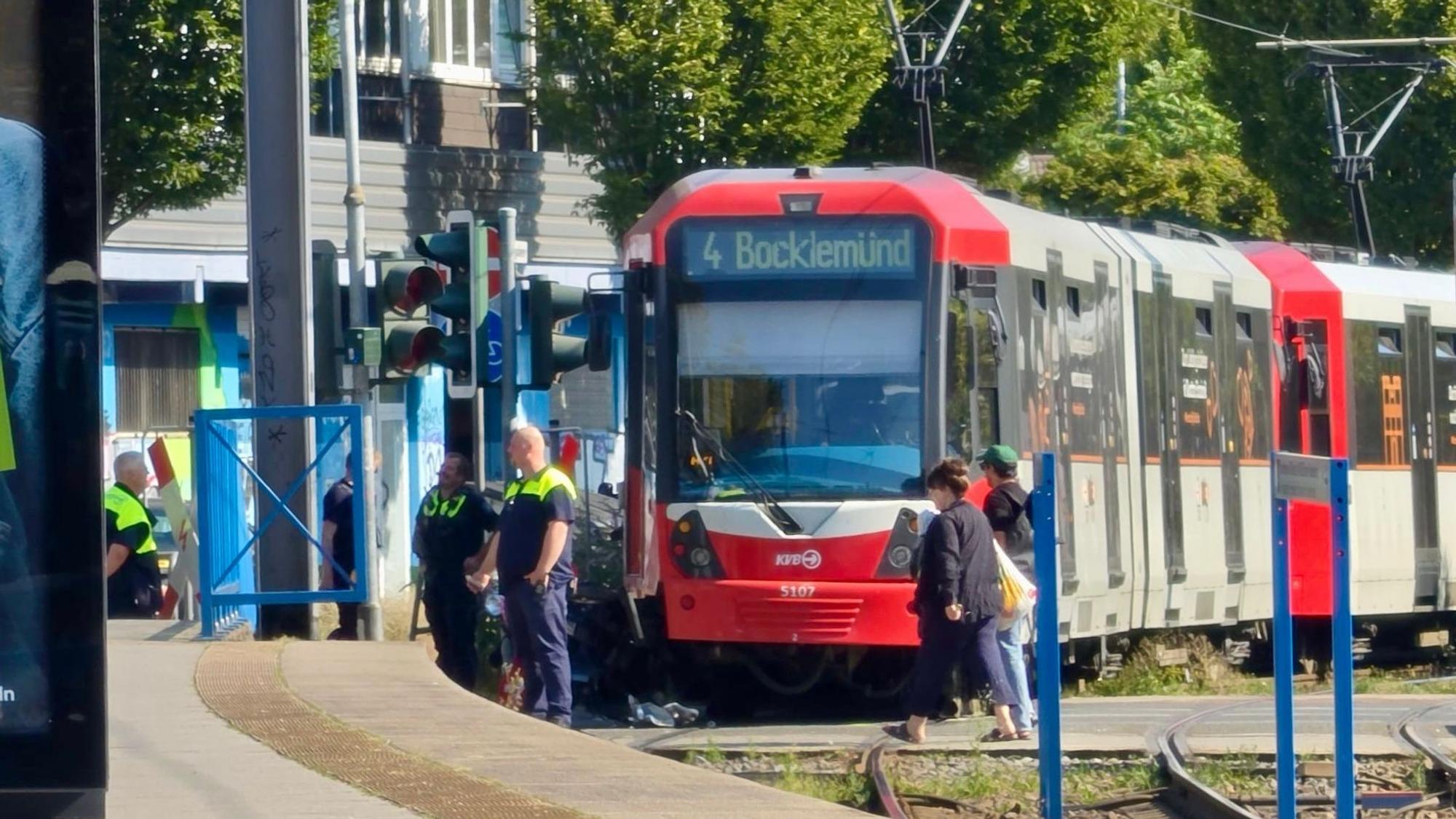 An der Keupstraße läuft ein Einsatz wegen eines Verkehrsunfalls zwischen Fußgänger und einer Stadtbahn.