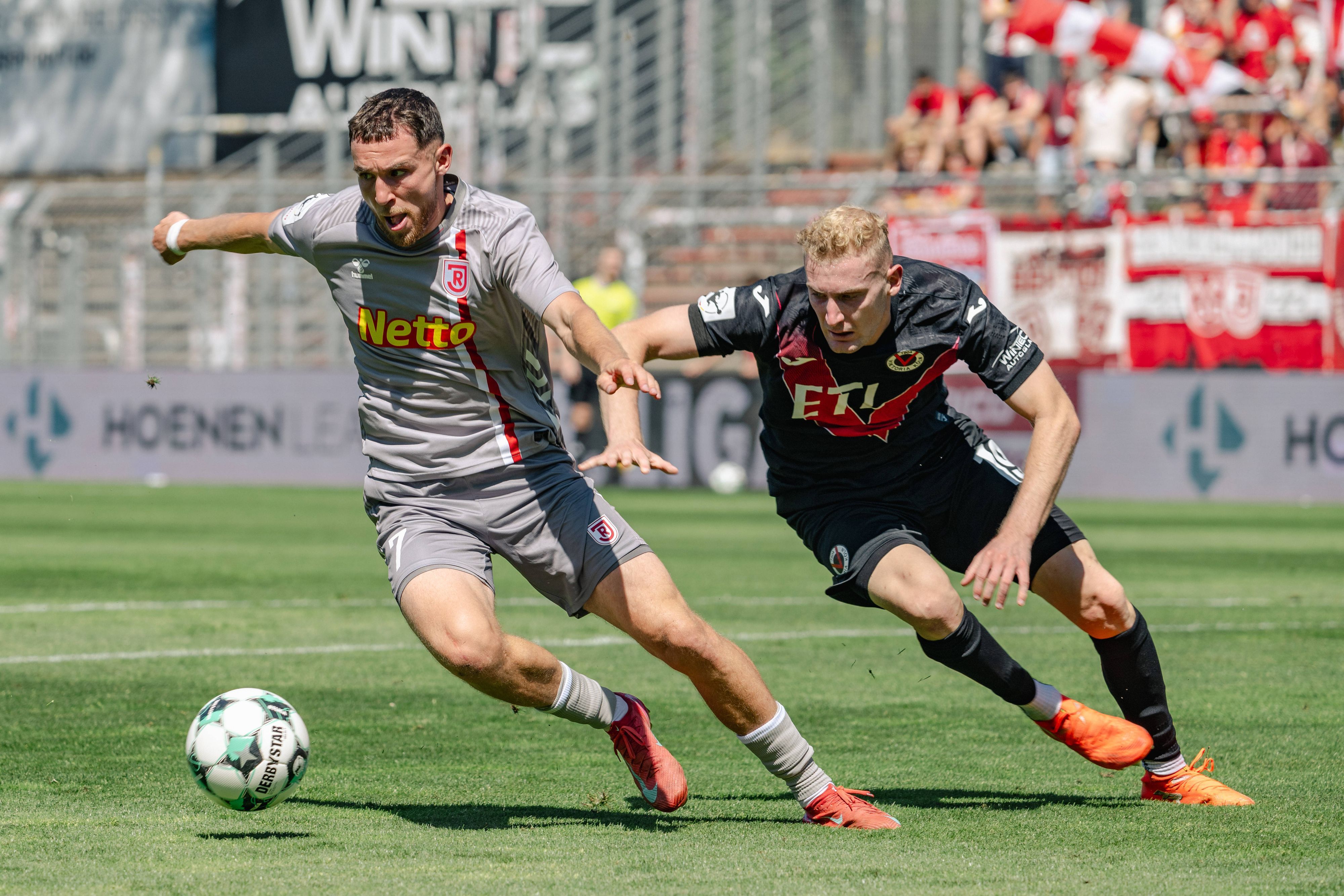 Zweikampf zwischen Oscar Schoenfelder SSV Jahn Regensburg, 07 und Meiko Sponsel Viktoria Koeln, 19. FC Viktoria Koeln vs. SSV Jahn Regensburg, Fussball, 3. Liga, 01. Spieltag, Saison 2026/2027, 08.08.2026 DFL/DFB Regulations prohibit any use of Photographs as image sequences and/or Quasivideo FC Viktoria Koeln vs. SSV Jahn Regensburg, Fussball, 3. Liga, 01. Spieltag, Saison 2026/2027, 08.08.2026 Koeln *** Tackle between Oscar Schoenfelder SSV Jahn Regensburg, 07 and Meiko Sponsel Viktoria Cologne, 19 FC Viktoria Cologne vs. SSV Jahn Regensburg, Soccer, 3rd Division, Matchday 1, 20262027 Season, August 8, 2026 DFL DFB regulations prohibit any use of photographs as image sequences and/or quasi-video FC Viktoria Cologne vs. SSV Jahn Regensburg, soccer, 3rd Division, Matchday 1, 20262027 season, August 8, 2026, Cologne Copyright: xEibner-Pressefoto/ThomasxHaeslerx EP_THR