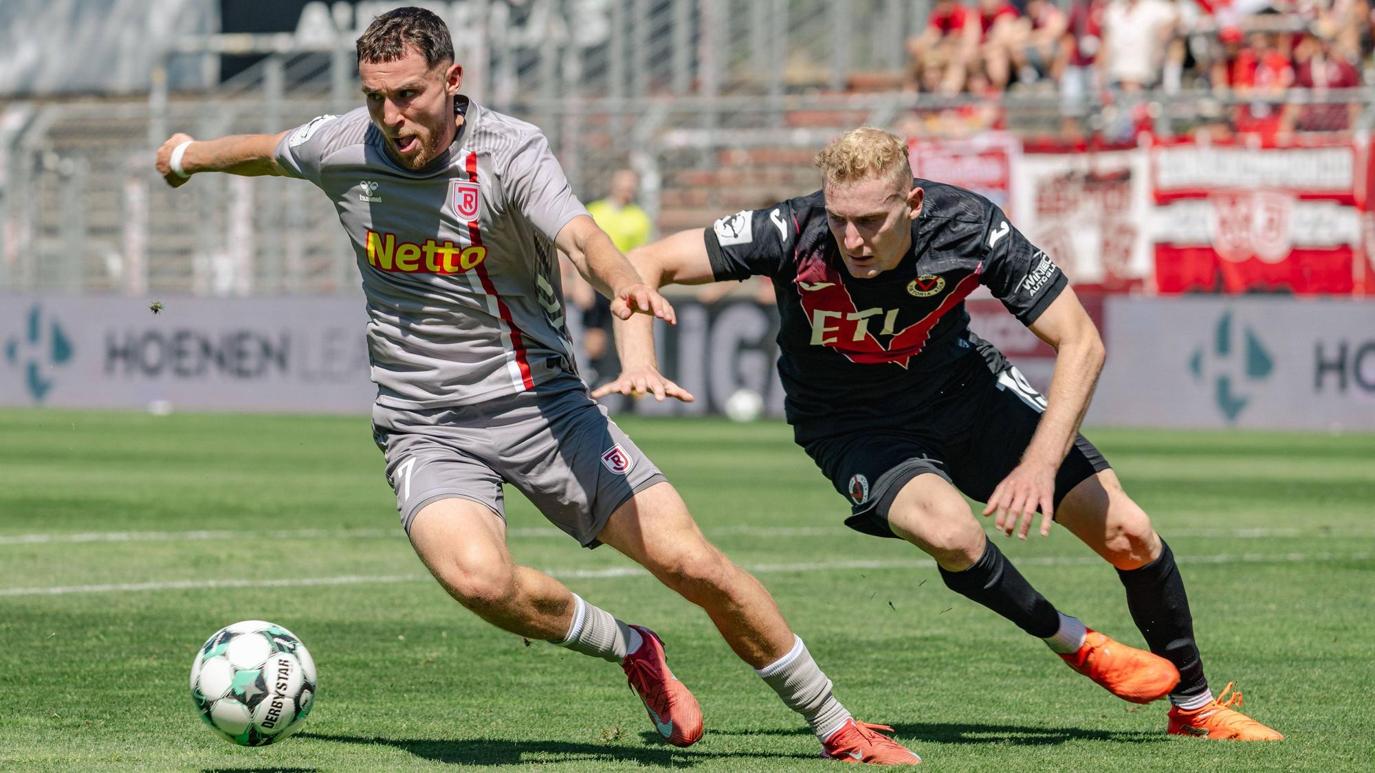 Zweikampf zwischen Oscar Schoenfelder SSV Jahn Regensburg, 07 und Meiko Sponsel Viktoria Koeln, 19. FC Viktoria Koeln vs. SSV Jahn Regensburg, Fussball, 3. Liga, 01. Spieltag, Saison 2026/2027, 08.08.2026 DFL/DFB Regulations prohibit any use of Photographs as image sequences and/or Quasivideo FC Viktoria Koeln vs. SSV Jahn Regensburg, Fussball, 3. Liga, 01. Spieltag, Saison 2026/2027, 08.08.2026 Koeln *** Tackle between Oscar Schoenfelder SSV Jahn Regensburg, 07 and Meiko Sponsel Viktoria Cologne, 19 FC Viktoria Cologne vs. SSV Jahn Regensburg, Soccer, 3rd Division, Matchday 1, 20262027 Season, August 8, 2026 DFL DFB regulations prohibit any use of photographs as image sequences and/or quasi-video FC Viktoria Cologne vs. SSV Jahn Regensburg, soccer, 3rd Division, Matchday 1, 20262027 season, August 8, 2026, Cologne Copyright: xEibner-Pressefoto/ThomasxHaeslerx EP_THR