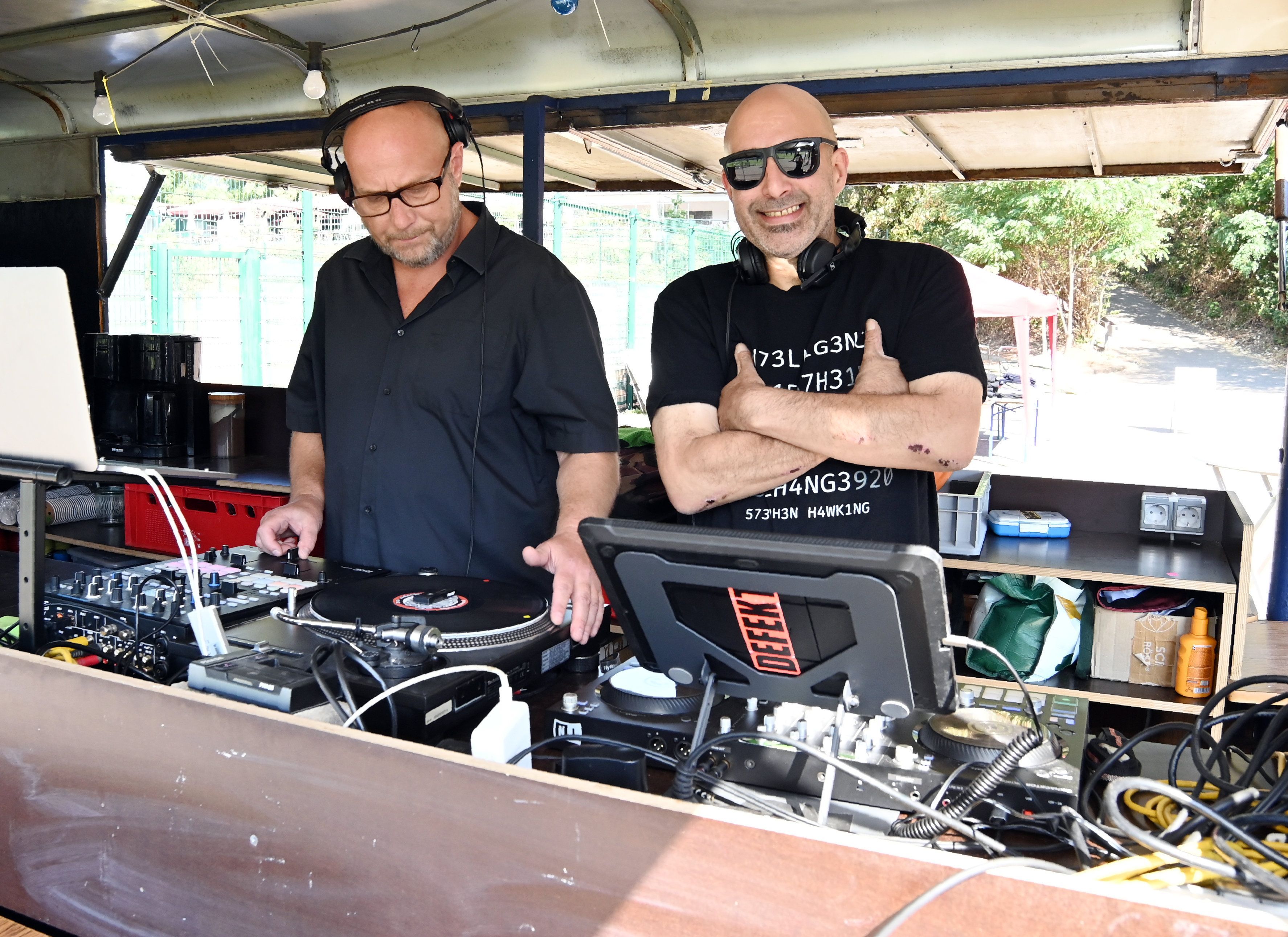 Die DJs Markus (links) und Ponch steuern in ihrem Wagen am Spielfeldrand die Musik.