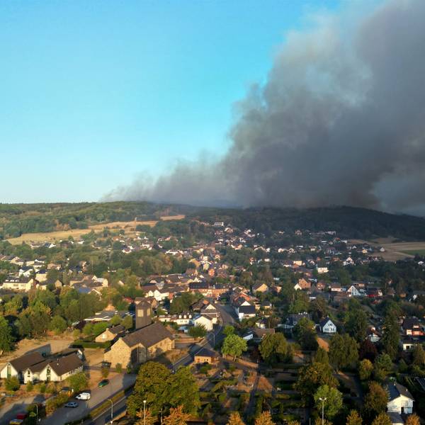 Rauch eines Waldbrands zieht über den Ortsteil Gey