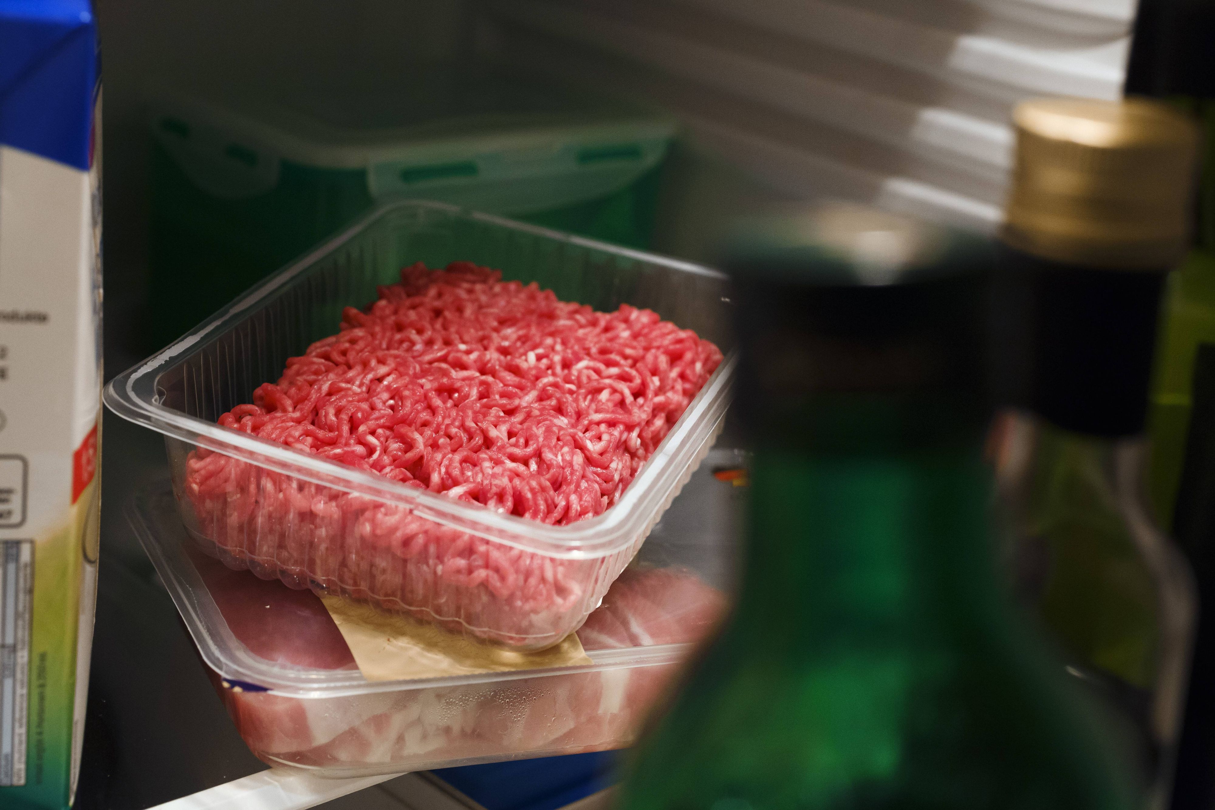 Hackfleisch aus dem Supermarkt in einer Plastikverpackung steht in einem Kühlschrank.