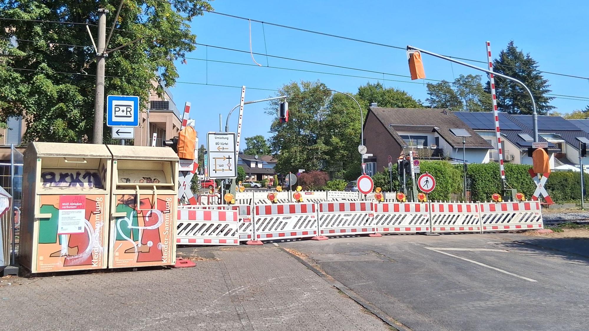 Ein Bahnübergang ist mit einem Zaun abgesperrt.