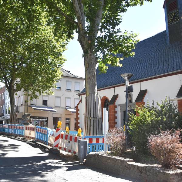 Das Foto zeigt eine Baustelle.