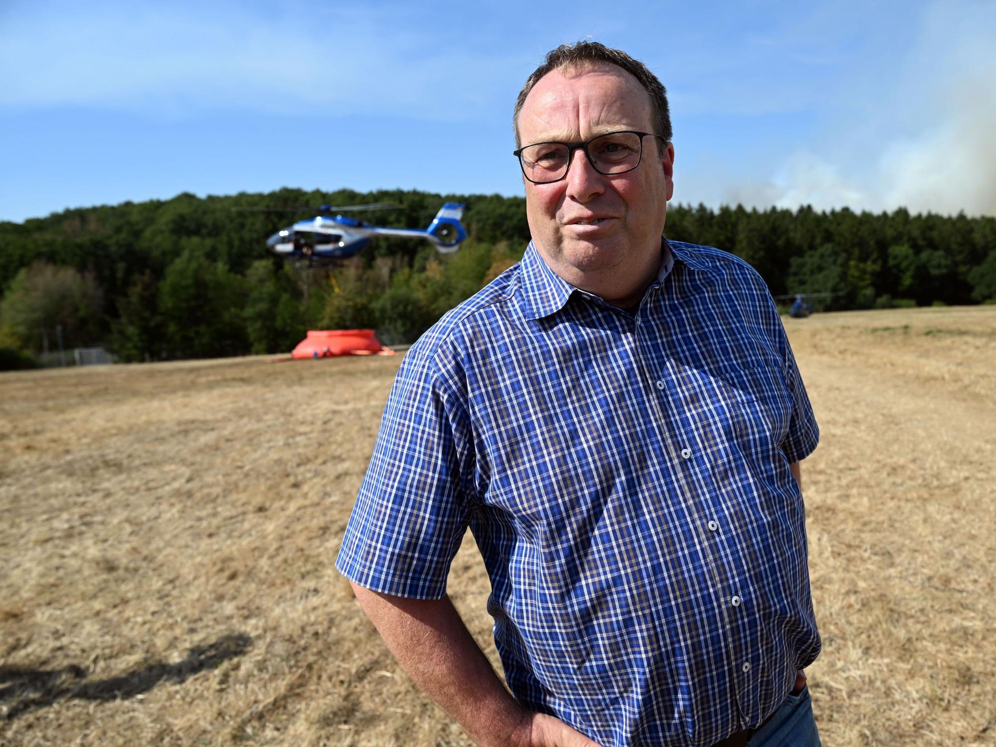 Minister Oliver Krischer, (Bündnis 90/Die Grünen) Minister für Umwelt, Naturschutz und Verkehr des Landes Nordrhein-Westfalen, steht vor der Einsatzzentrale beim Waldbrand im Hürtgenwald.