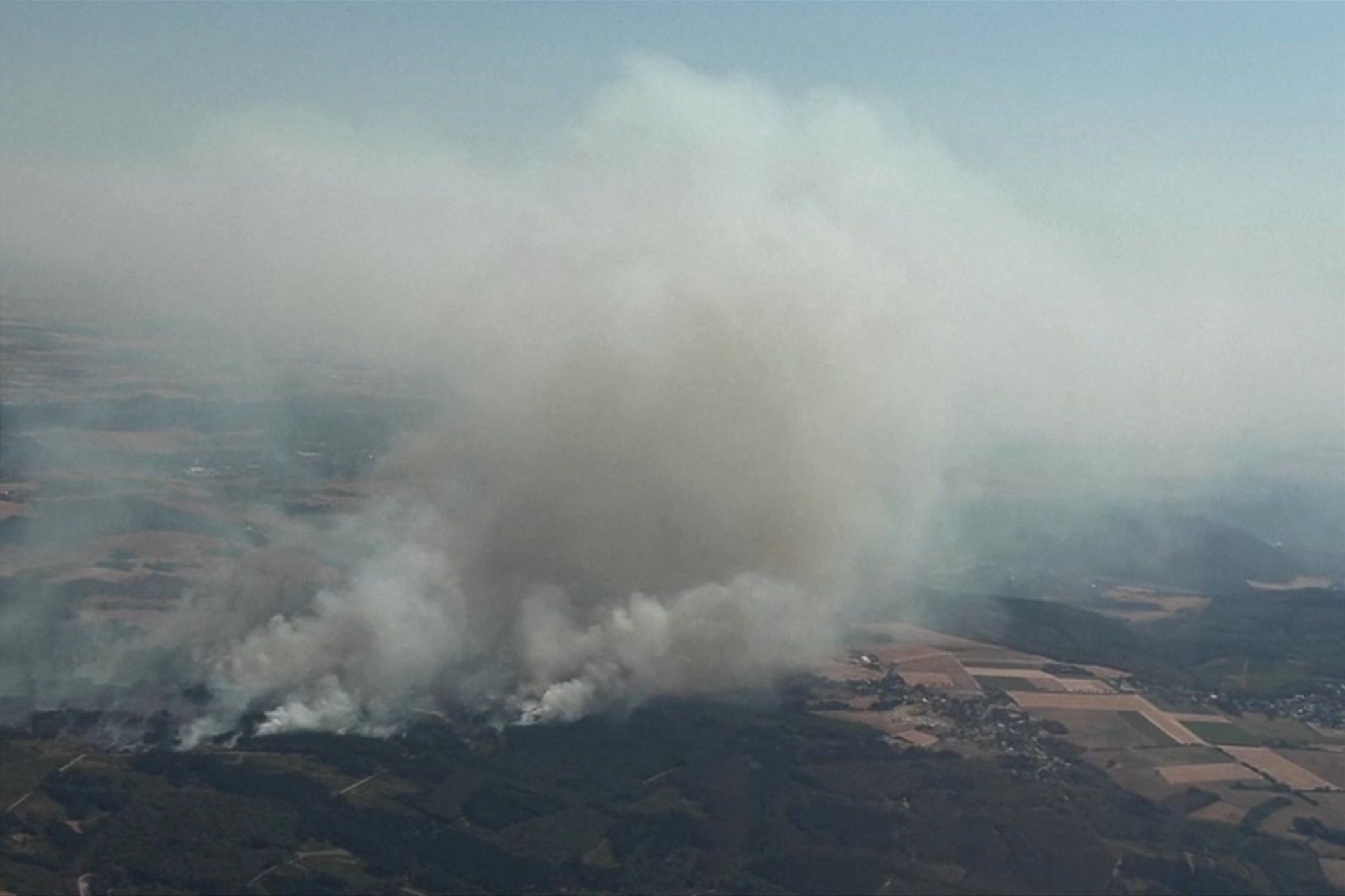 Rauch eines Waldbrands steigt über dem Hürtgenwald auf (Aufnahme aus einem Flugzeug).