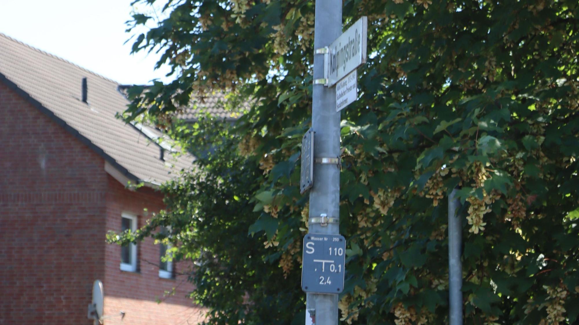 Das Bild zeigt ein Schild an einer Straße.