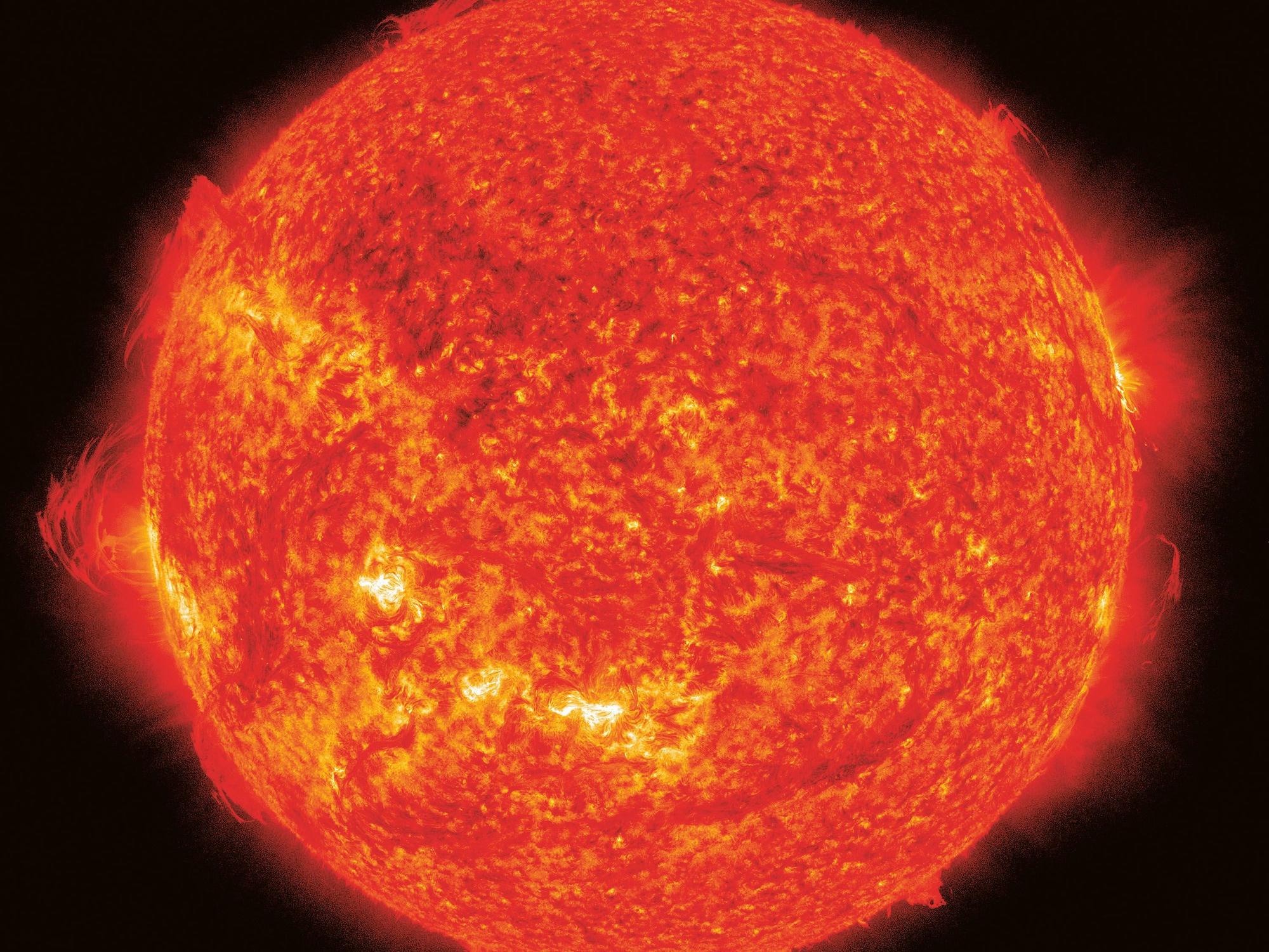 Blick auf die entflammte Sonne mit Eruptionen.