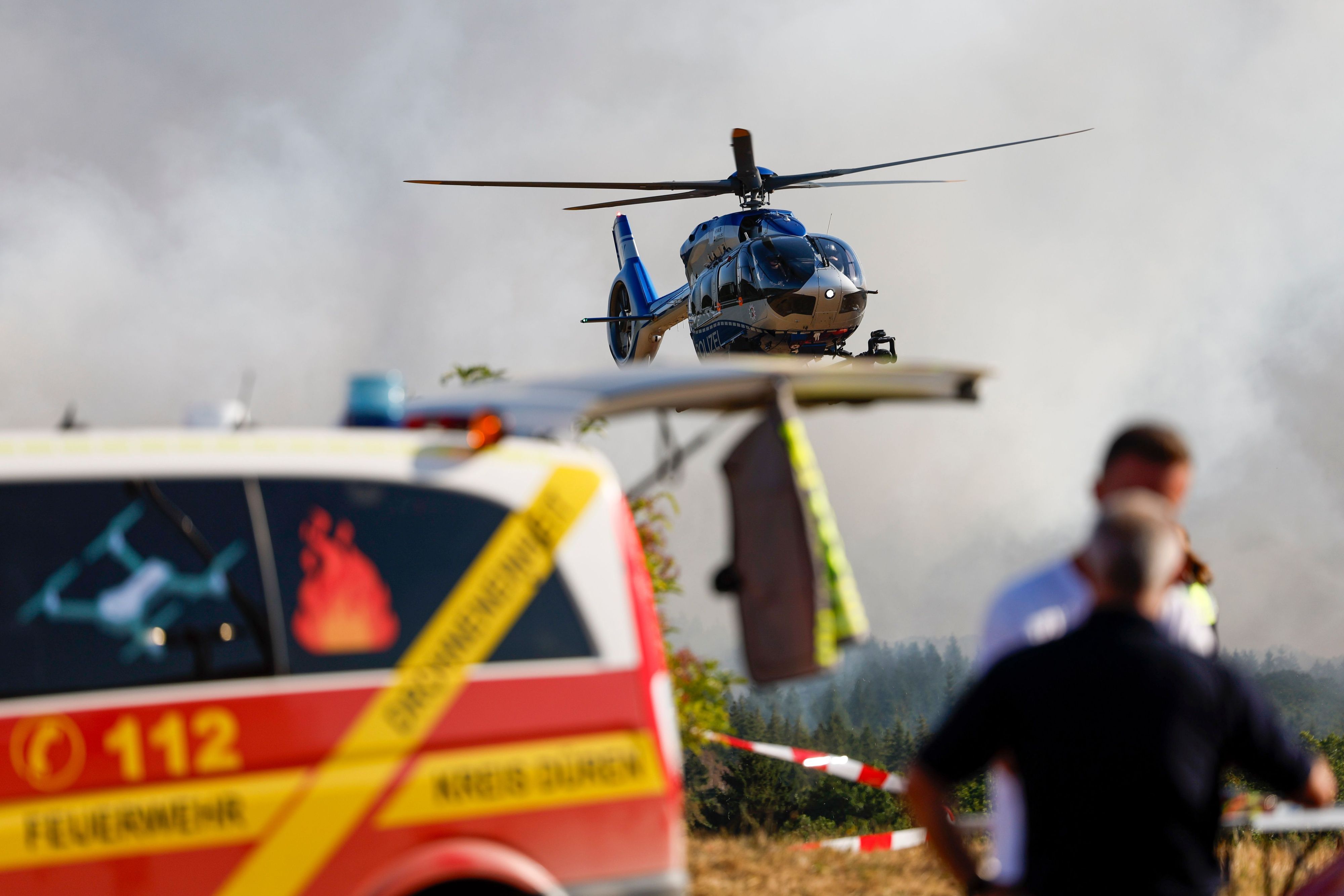 Ein Helikopter der Bundespolizei landet im Bereitstellungsraum für den Waldbrand im Hürtgenwald. Mehrere Hundert Hektar Waldfläche stehen in Flammen.