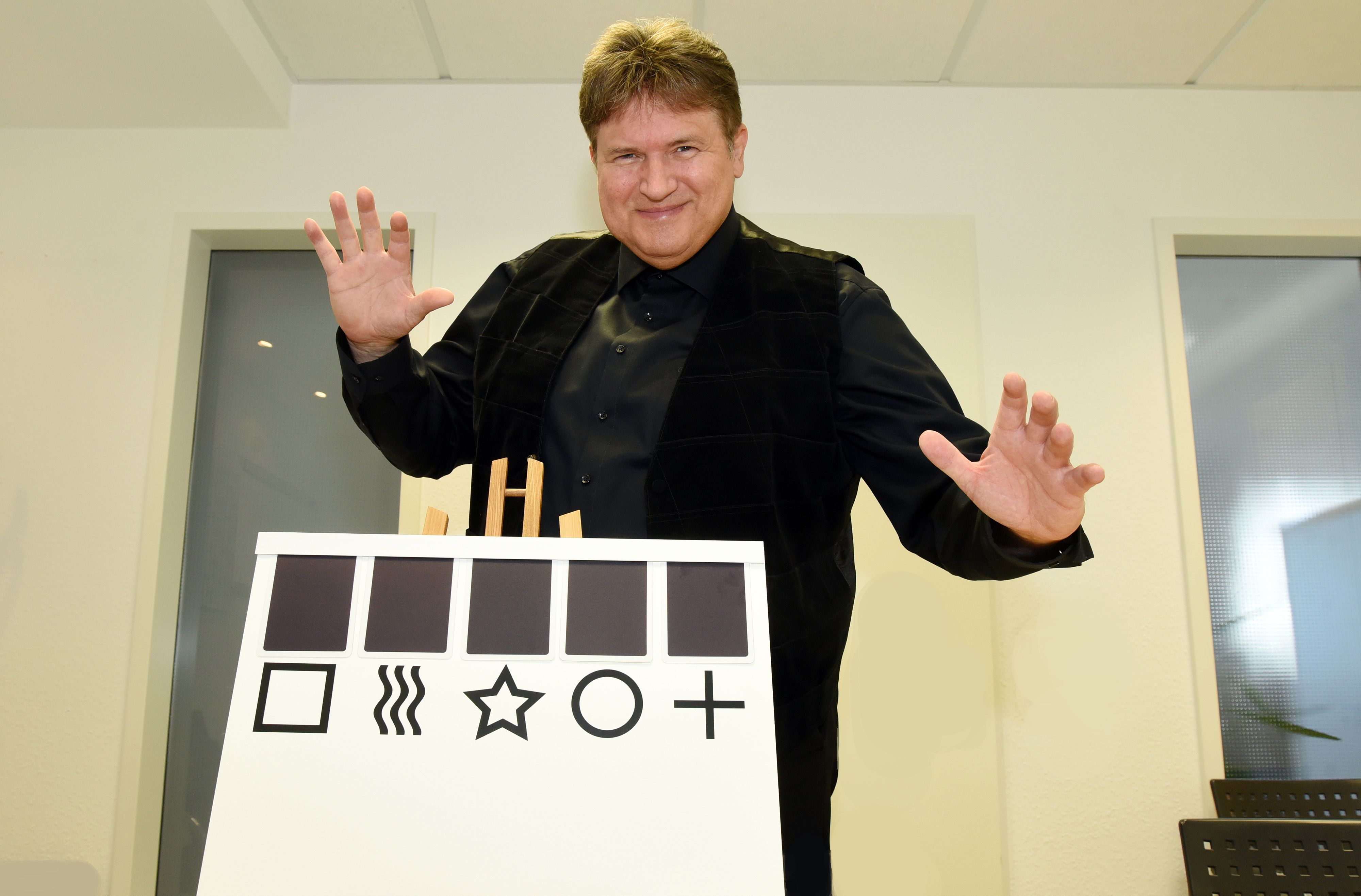 Der Zauberkünstler Frank Baroth in seinem Element als Magier.